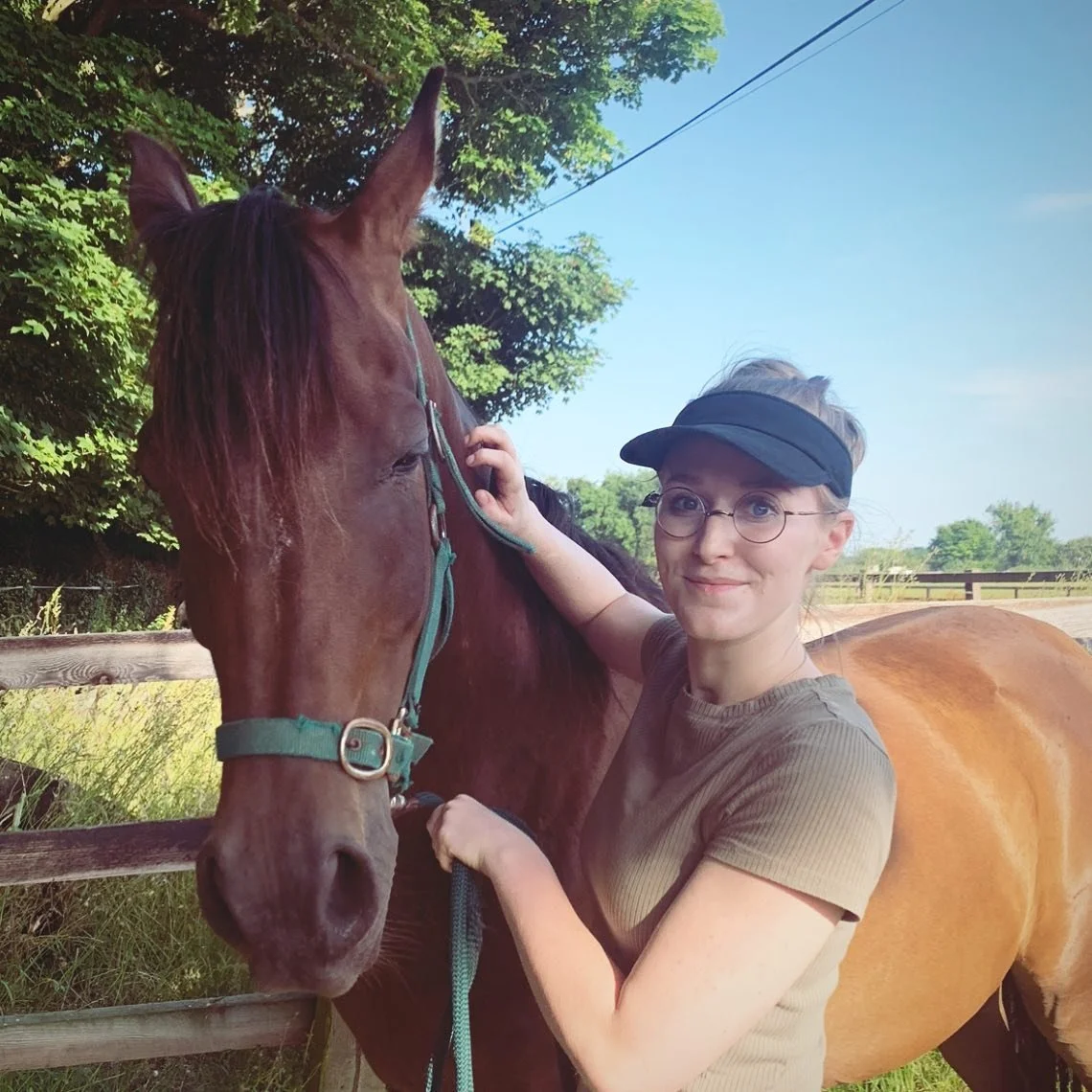 Hey everyone! 🌟 I'm Sophie, a 25-year-old artist and vet student, navigating the colorful intersections of pencils, stethoscopes, and a bit of wanderlust. 🎨🐾 Originally from Cape Cod, USA, I ventured to Switzerland in 2010. When the German in scho