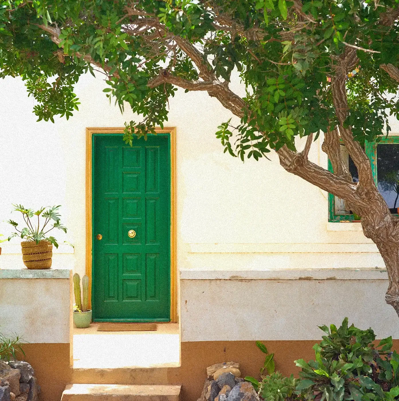 Interiér autentického apartmánu v Casa La Paz. Originální design ubytování pro jógový pobyt na Fuerteventura s přírodními materiály a dostatkem světla. Klid a meditace.