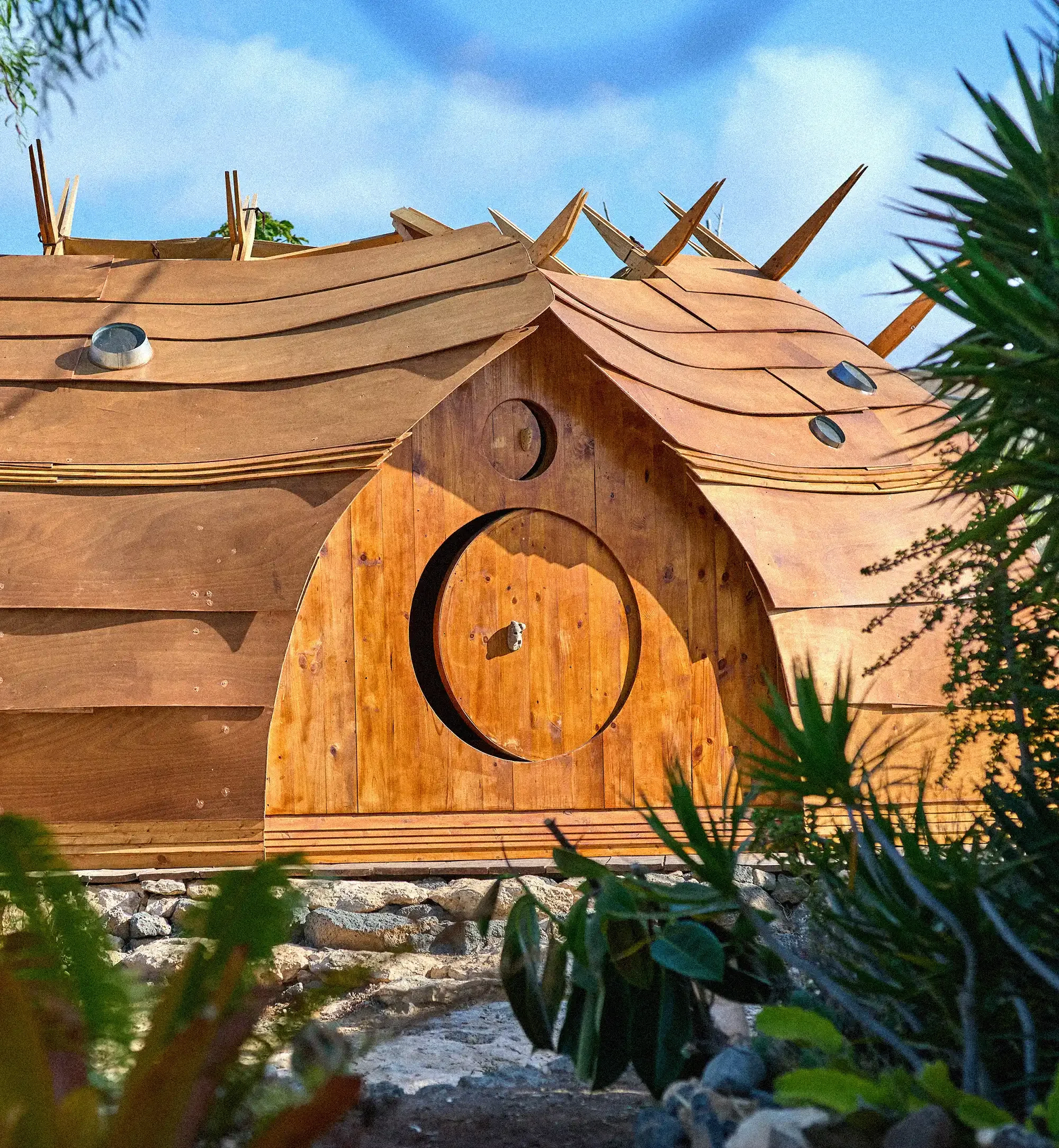 Originální a krásné dřevěné ubytování pro jóga retreat na Fuerteventura. Autentický design a relaxační atmosféra v klidné pouštní krajině.