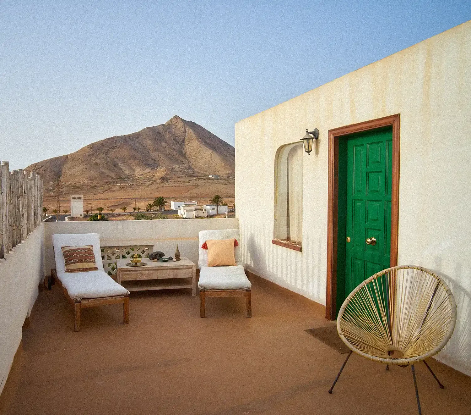 Střešní apartmán v Casa La Paz, Fuerteventura. Ubytování s panoramatickým výhledem na oceán a soukromou terasou. Ideální pro jóga retreat, meditaci a nerušenou relaxaci. Posvátná hora Tindaya.