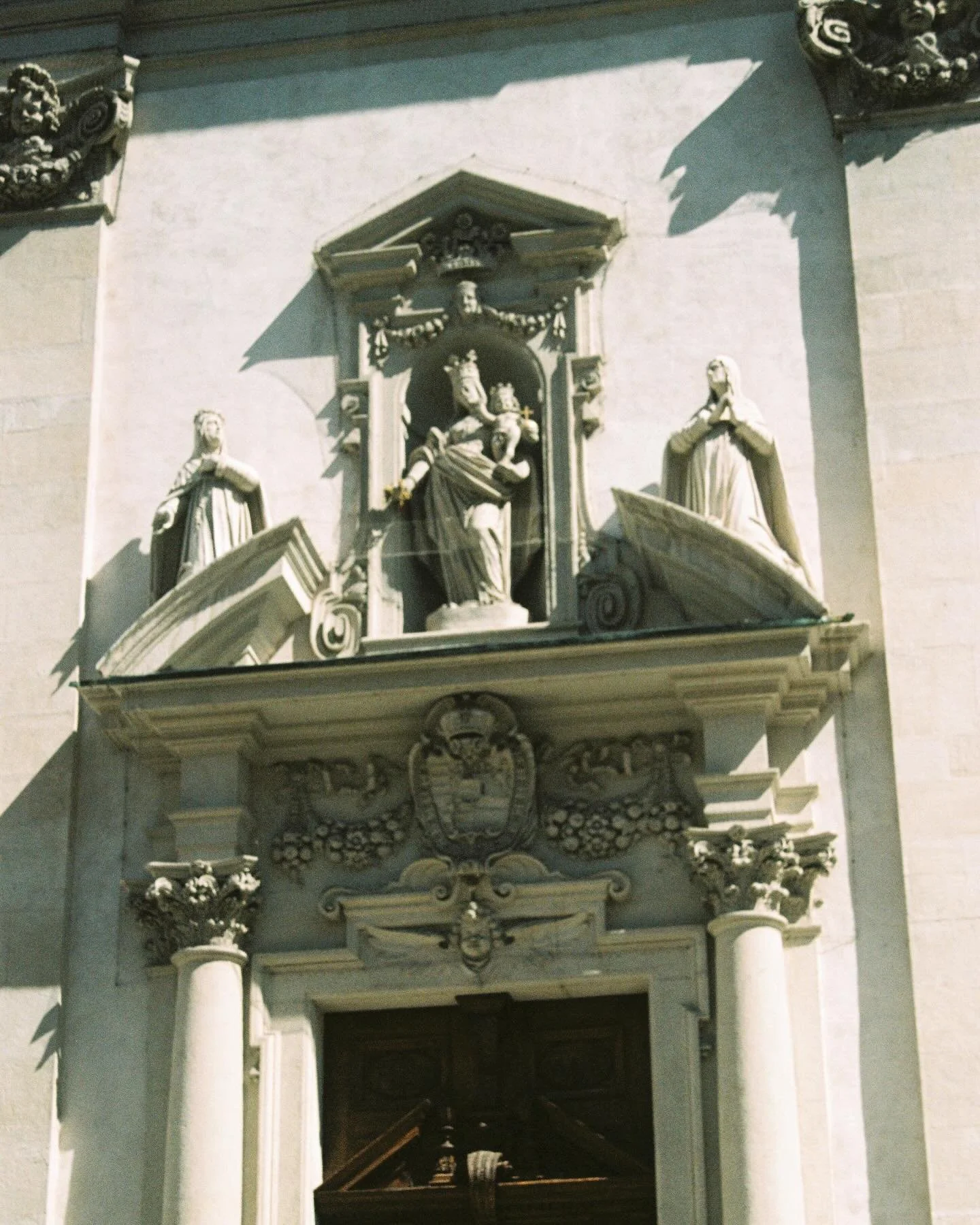 Our final stop was Vienna, Austria. This city took my breath away ~ it was almost overwhelming trying to take it all in. I found this church by chance while walking from our Airbnb to the Belvedere, Dominikanerkirche Maria Rotunda. Not far from this 