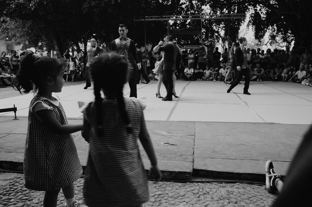 17+-+fillette+observe+danceurs+-+1938-05.jpg