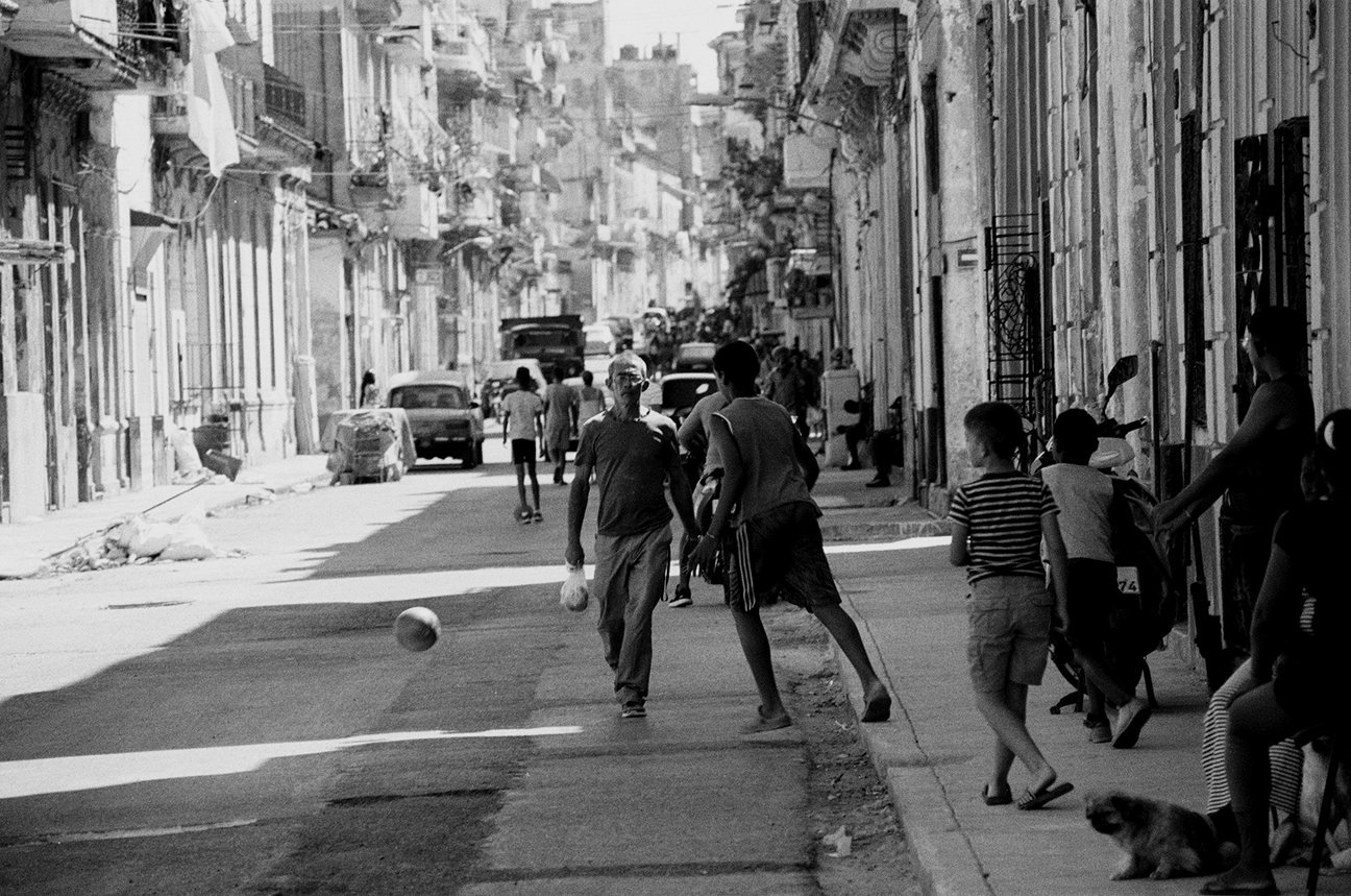 8+-+SC%C3%88NE+DE+RUE+-+HOMME+%26+BALLON.jpg