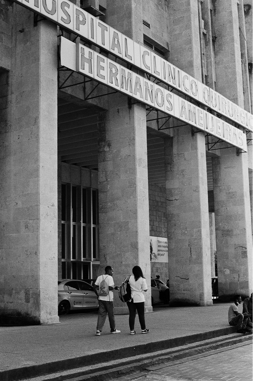 81+-+Devant+-+Hopital+-+9443-02.jpg