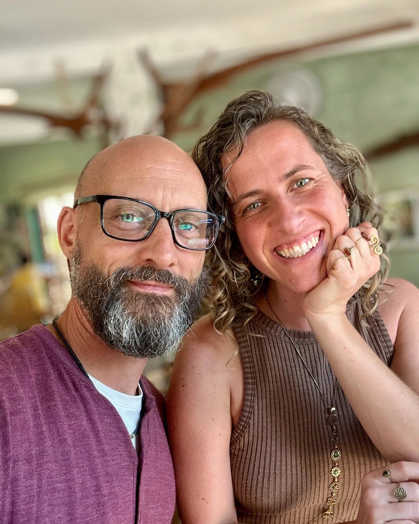 Liebe M&auml;nner,
ich sitze gerade mit einer Freundin im Caf&eacute; und konnte live eine Dynamik beobachten, von der mir viele Frauen immer wieder erz&auml;hlen &ndash; und die f&uuml;r viele einer der gr&ouml;&szlig;ten St&ouml;rfaktoren im Kontak