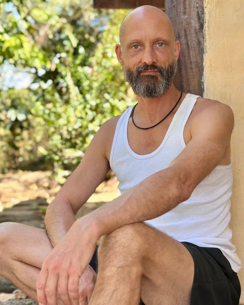 Seit 2015 begleitet mich Radical Honesty. Und seit vielen Jahren sehe ich in Workshops und Retreats immer wieder, was passiert, wenn Menschen beginnen, sich selbst weniger zur&uuml;ckzuhalten und ehrlicher mit dem zu sein, was in ihnen wirklich leben