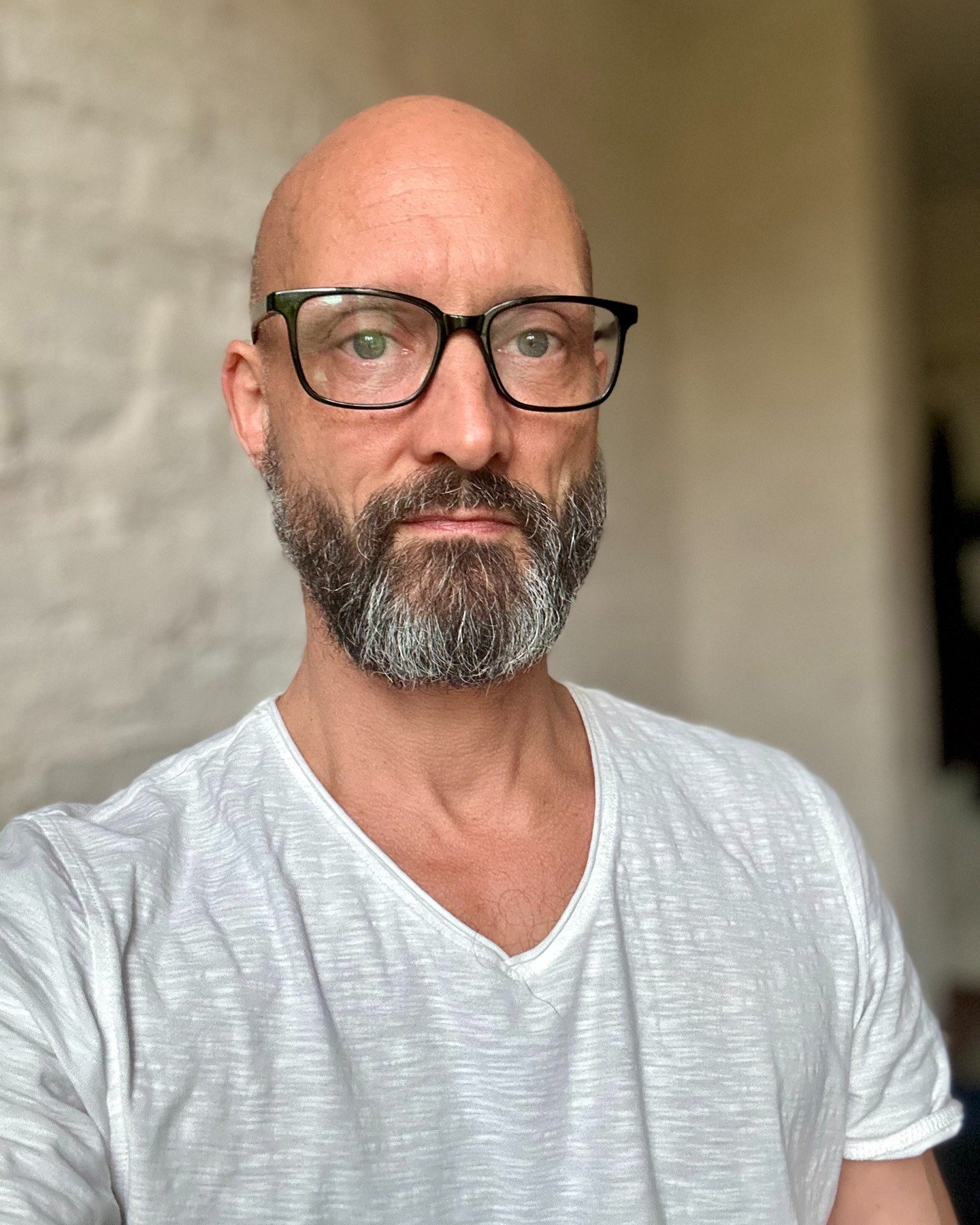 Du kannst erfolgreich sein
und dir trotzdem komplett aus dem Weg gehen.

Genau das sehe ich gerade bei vielen M&auml;nnern.
Funktionieren.
Verantwortung tragen.
Alles im Griff.

Und gleichzeitig:
keine echte Verbindung zu sich selbst.
Keine Klarheit,