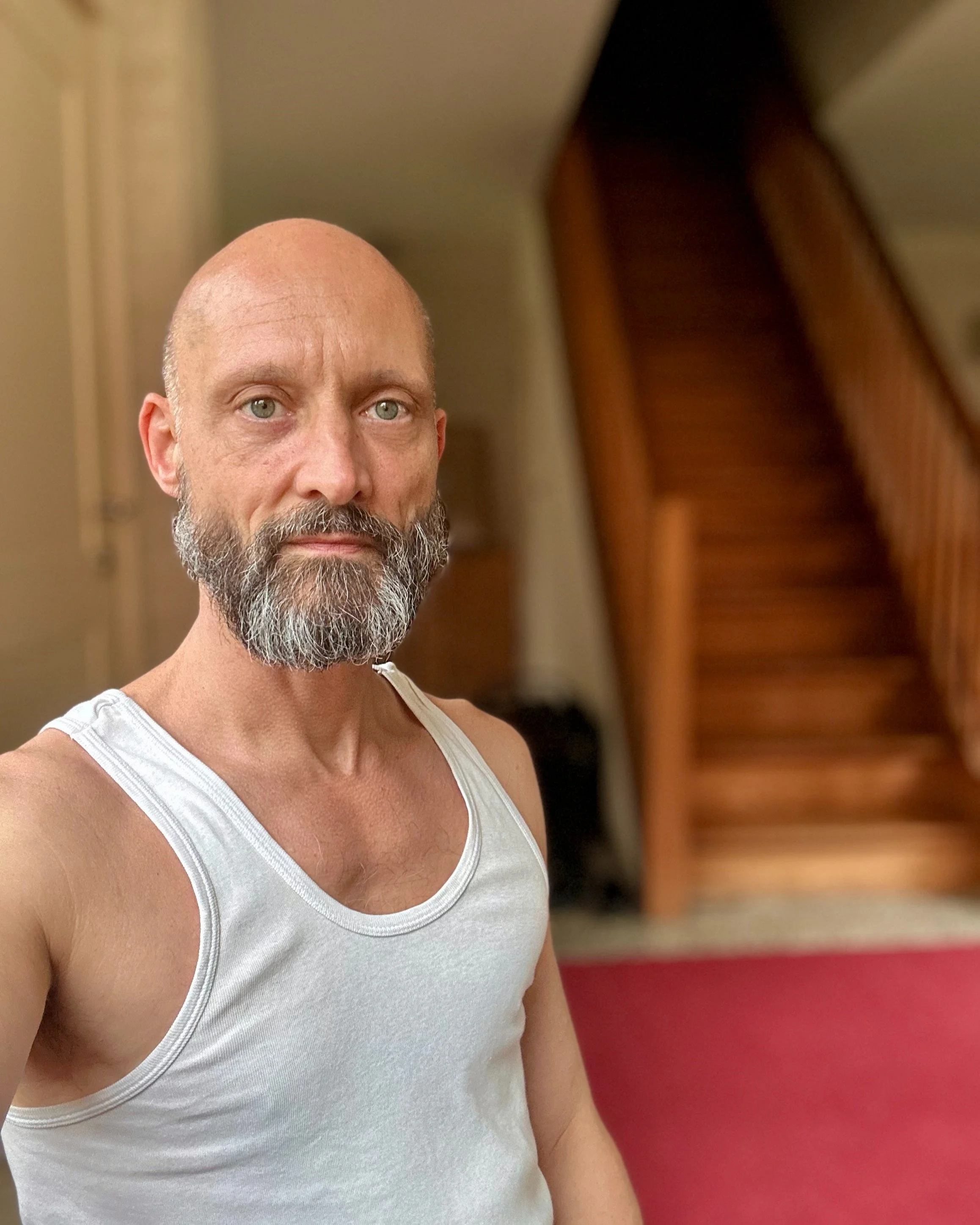 Ich sitze mit der Erkenntnis und dem Bekenntnis, dass ich in einer gesellschaftlichen Blase lebe, in der m&auml;nnliche Gewalt gegen Frauen nicht so offensichtlich sichtbar ist und ich damit bisher auch nicht viele direkte Ber&uuml;hrungspunkte hatte