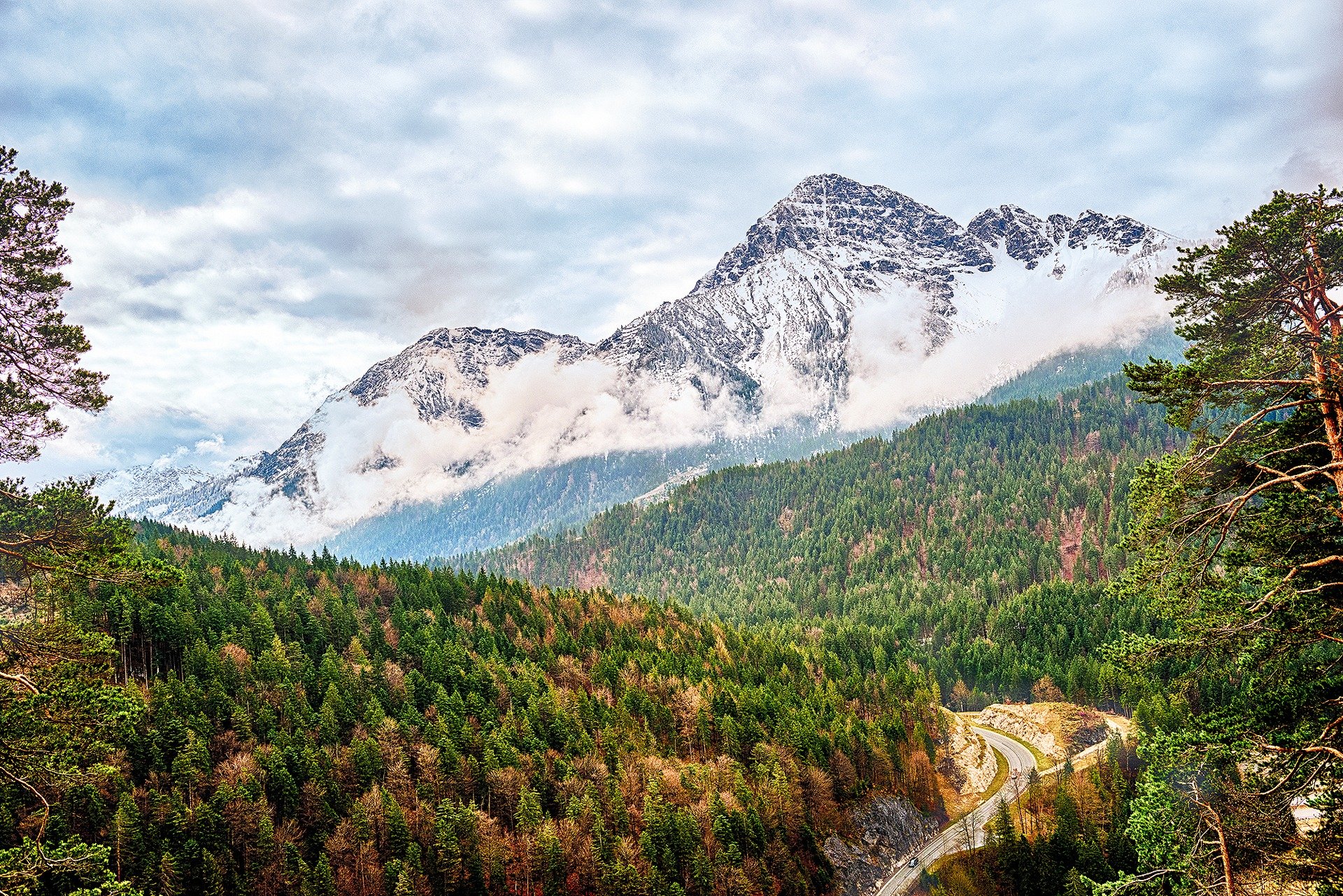 &quot;Die Berge rufen, und ich muss gehen. 🏔️ Die Stille der H&ouml;hen und die frische Bergluft sind das perfekte Rezept f&uuml;r innere Ruhe. ❄️ Oder vielleicht auch nur eine Ausrede, um keinen Empfang zu haben. 😉
Besucht mich bei www.paulmeixner