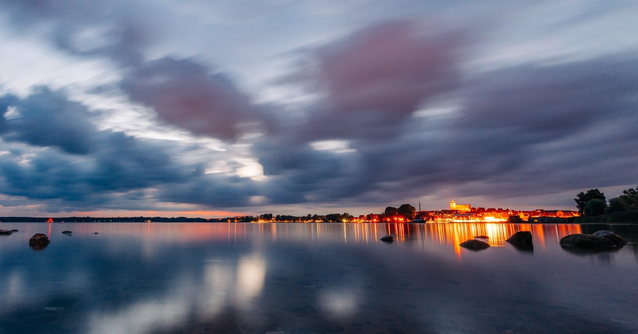 &quot;Wenn der Tag zur Ruhe kommt und die Nacht langsam ihren Schleier &uuml;ber den See legt&quot; &ndash; ein perfekter Moment, um innezuhalten und die Stille zu genie&szlig;en. 🌙

Besucht mich bei www.paulmeixner.de&quot;

#EveningCalm #LakeView 