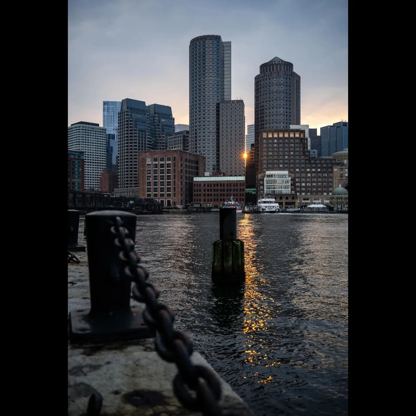 As the sun sets behind the Boston skyline, the city&rsquo;s iconic architecture reflects its rich history and modern spirit. The waterfront, tranquil yet bustling, invites explorers to experience the urban blend of old and new. #BostonViews #UrbanAdv