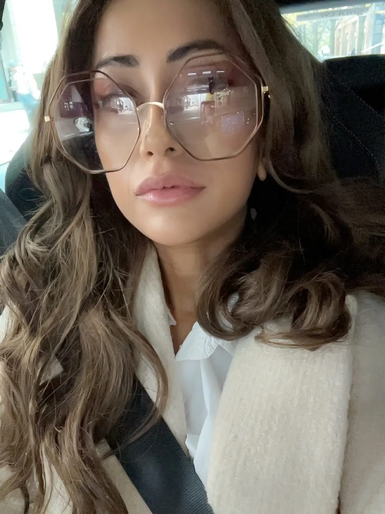 Current faves I am obsessing over at the moment. 
@bamford essential oil 
@vieve skin glow 
@guccibeauty matte lipstick 
@kayali layered with Zara Fashionably London 
Highly recommend #BeautyFavourites #CurrentObsessions #SkincareRoutine #MakeupLover