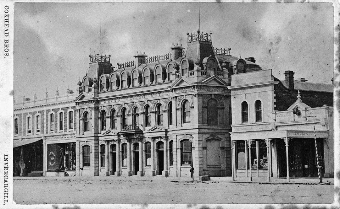 Mayo's Albion Hotel, Invercargill, photographed by the Coxhead Brothers in 1877

National Library ~ Reference
1/2-070865-F
