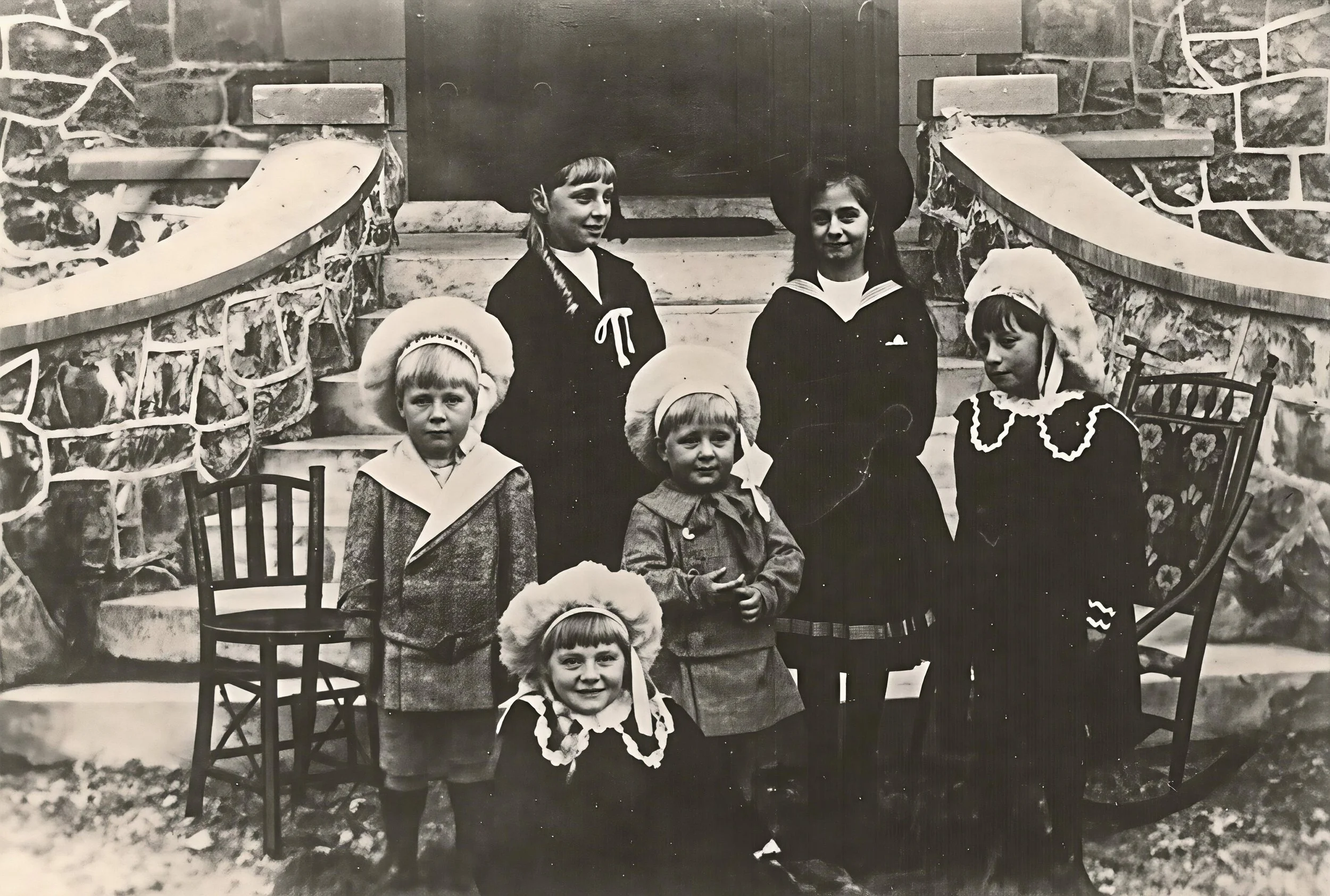 The eldest five of the ten Godward children c.1908.  From left back: Rene, Dulcie, Douglas, Bert, Phyllis, with Kathy at front.