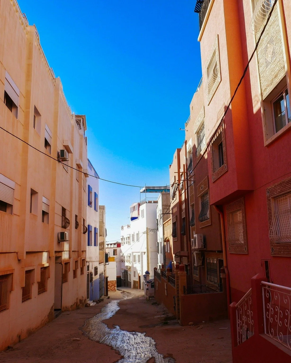 You don&rsquo;t have to figure everything out.

I take care of the logistics so you can land gently.
Airport pickups, where to work, where to eat, how the days tend to flow. Tamraght isn&rsquo;t a place you need to over-plan.

You show up with your l