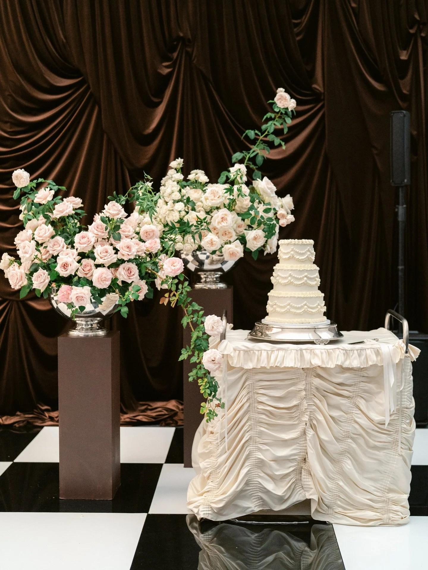 No notes. 
@maddisonhardwick 

@_westerly 
@popupplanningco 
@thetailoredtable 
@sideserve 
@robyns_creative_cakes 
@frasersweddings