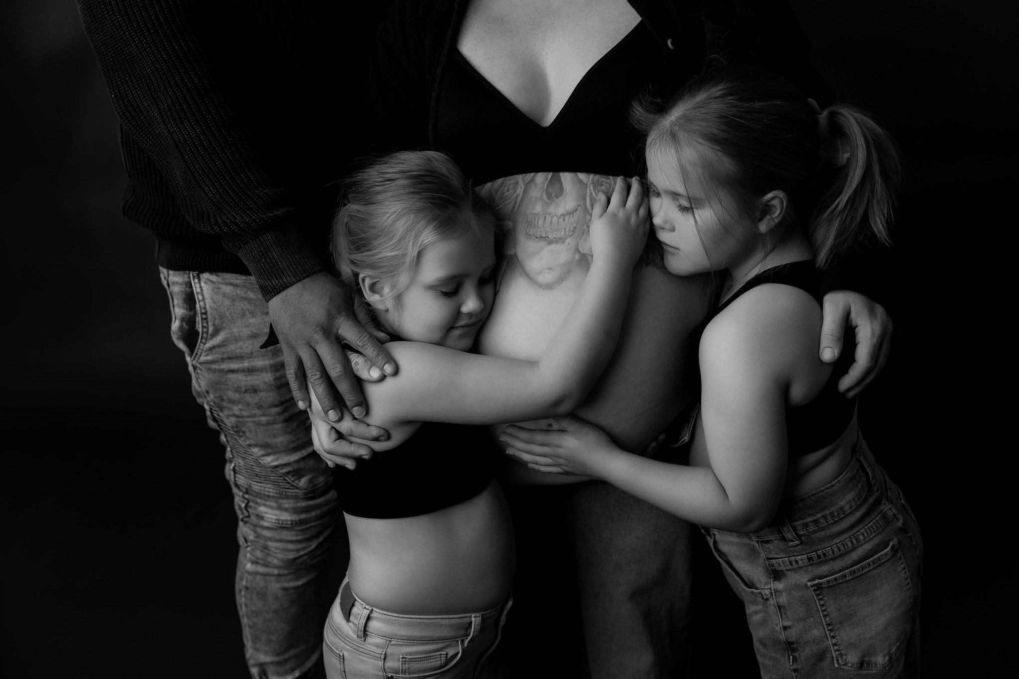 You deserve to feel beautiful. Powerful. Held. Studio maternity sessions are all about embracing the glow, the bump, and this moment in time before everything changes. Minimal, timeless, and full of emotion 🤍