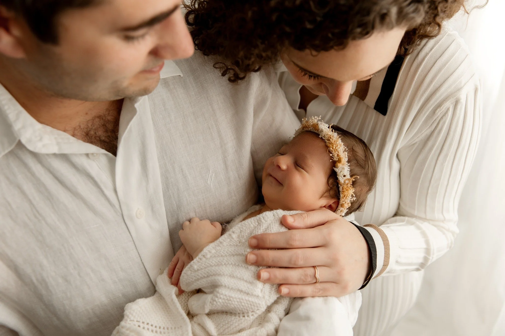 Soft light. Gentle textures. Pure love.
These crossover sessions are my absolute favourite&mdash;where classic posed meets lifestyle storytelling. We wrap baby in dreamy whites, layer up those soft textures, and then capture the in-between moments to