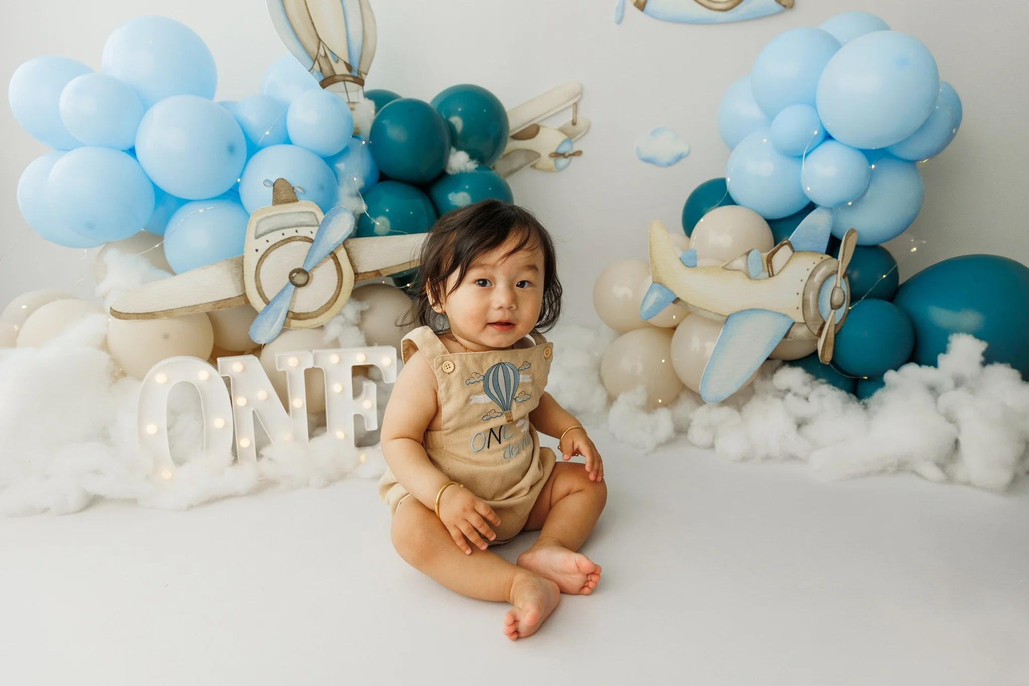 Ready for takeoff! ✈️🎂 This little adventurer soared into their first birthday surrounded by clouds of frosting and pure joy. The plane-themed setup brought all the wonder and excitement of new journeys, mixing playful imagination with sweet celebra