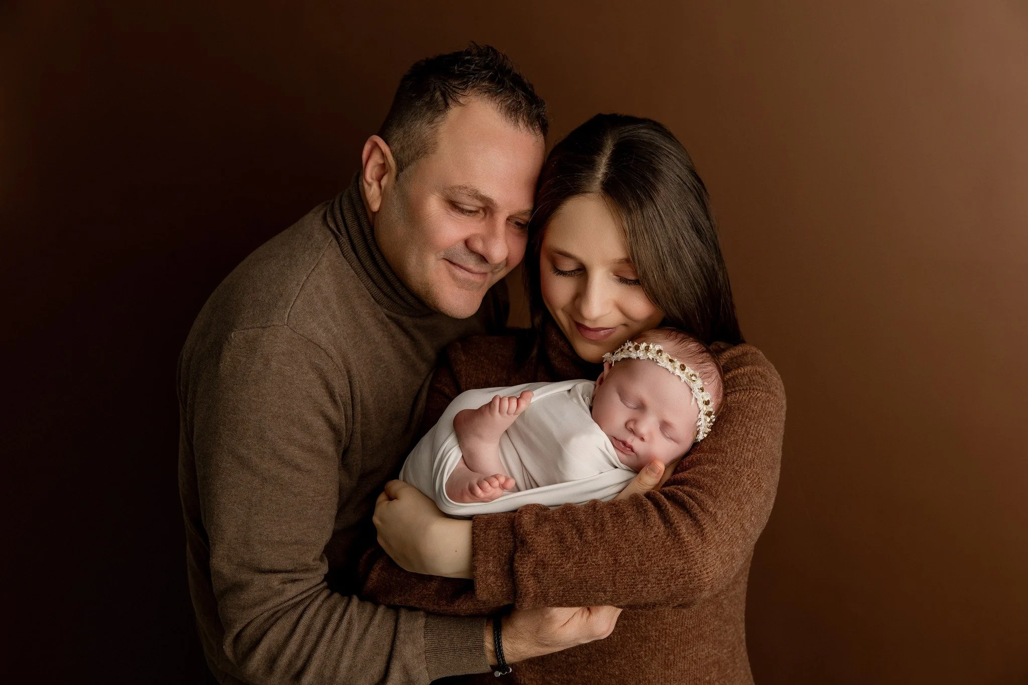 The tiniest details, the sweetest snuggles, the way she melts perfectly into her parents&rsquo; arms 🤍

These are the moments that fade far too quickly in the newborn haze &mdash; which is why I adore capturing them. One day, they&rsquo;ll look back