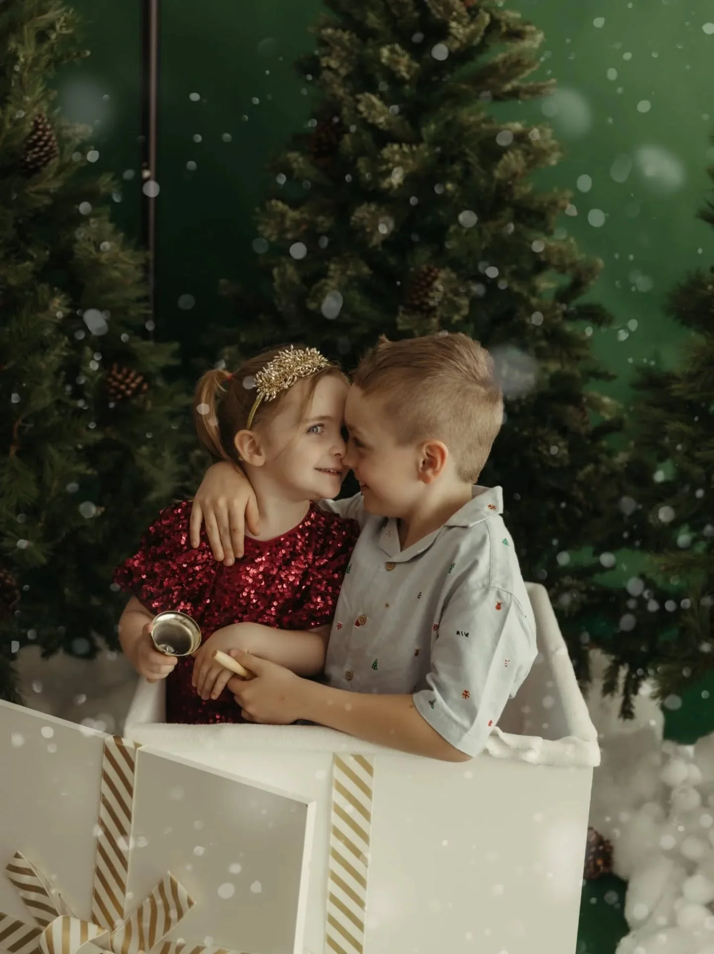 Their tiny noses rubbing together might be the cutest gift of the season 🥹🎄
Wrapped in green, snow drifting around them&hellip; pure Christmas magic.

A few Christmas Mini spaces are still available, including both sets: fireside coziness + enchant