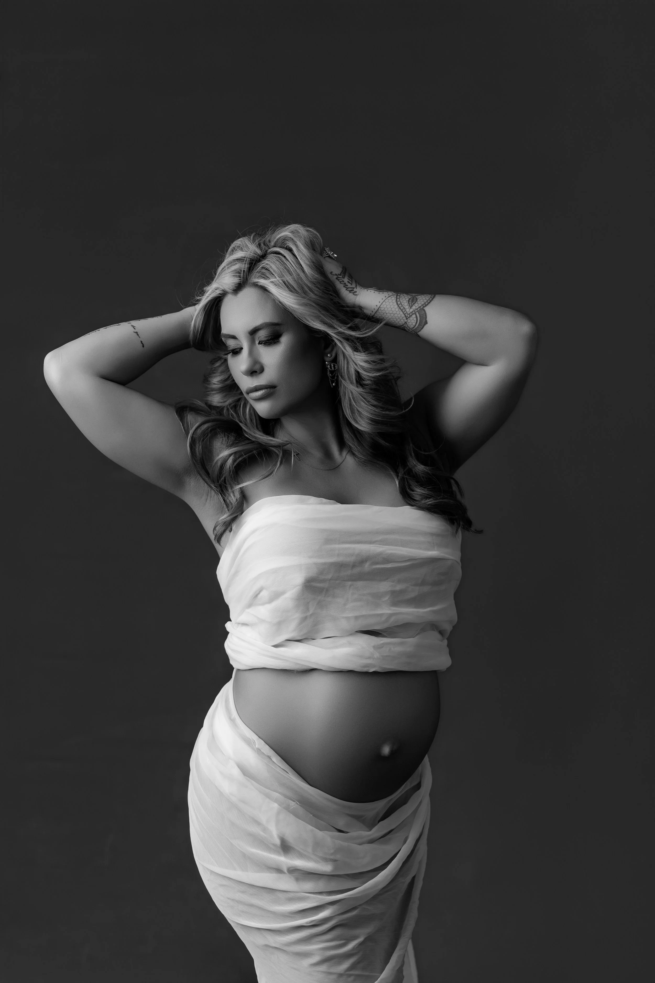 Studio vs Outdoor Maternity Photos | Which Is Right For You?