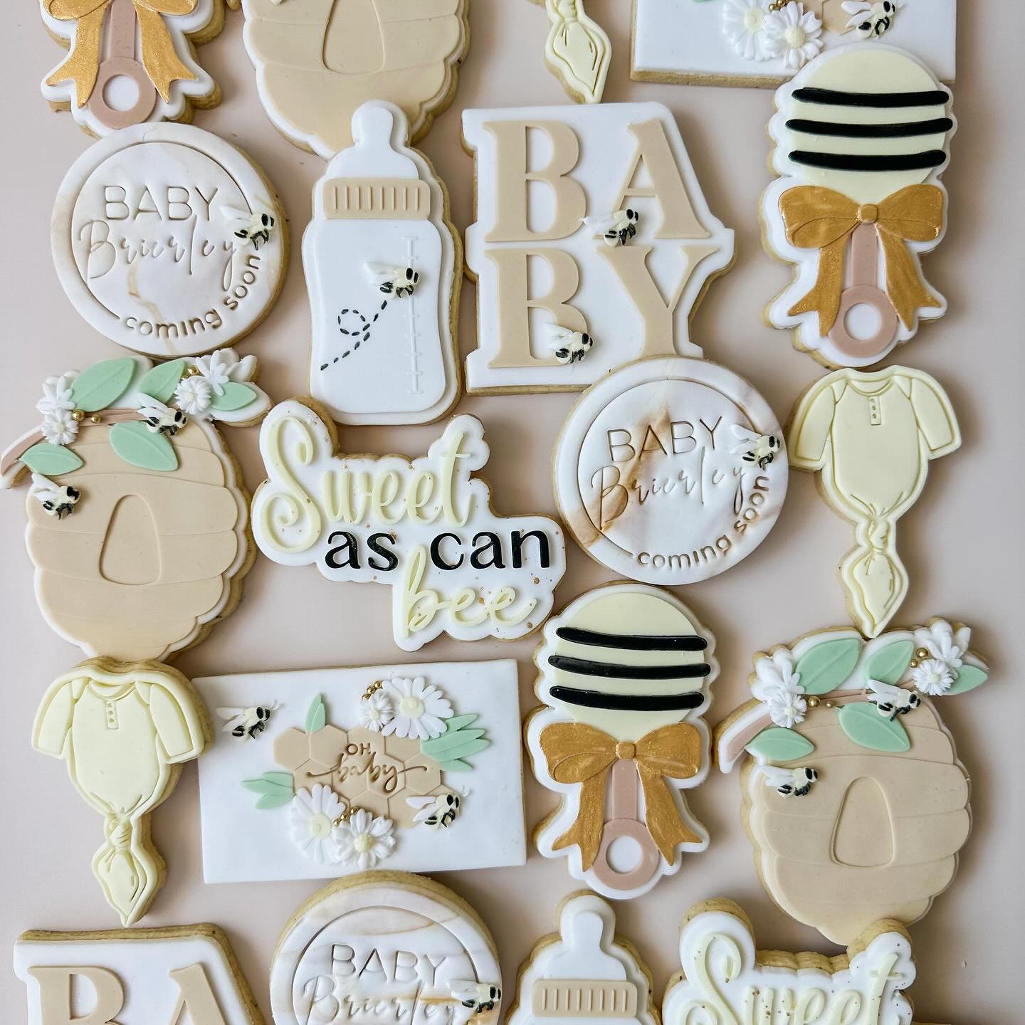 As sweet as can bee 🐝 

.
.
.
.
.
#NICSbics #fondantsugarcookies #nqcookies #personalisedcookies #cookiestownsville  #sugarcookies #customcookies #cookiesofinstagram #baybee #sweetascanbee #beebabyshower