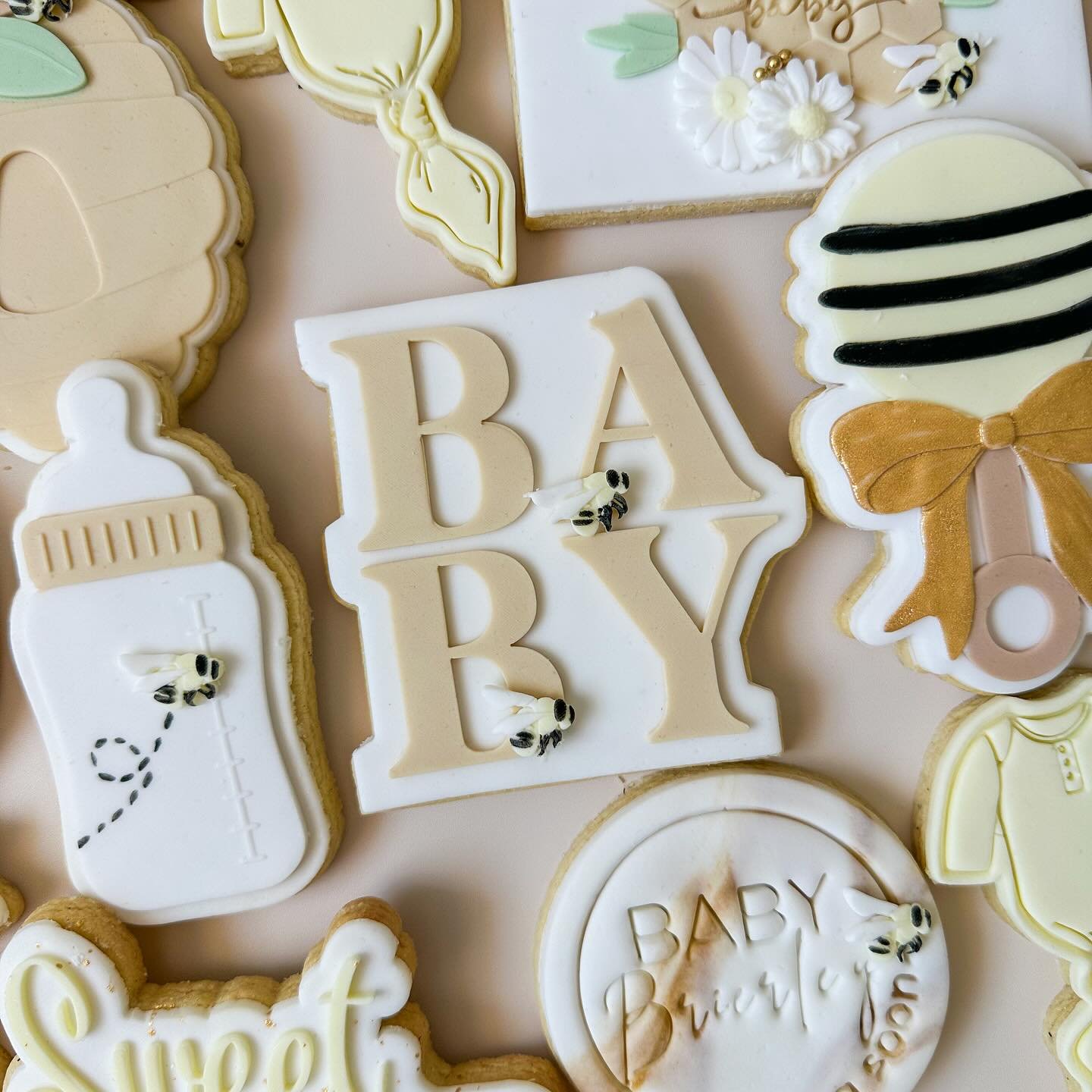 Close ups 🐝 

.
.
.
.
.
#NICSbics #fondantsugarcookies #nqcookies #personalisedcookies #cookiestownsville  #sugarcookies #customcookies #cookiesofinstagram #baybee #sweetascanbee #beebabyshower