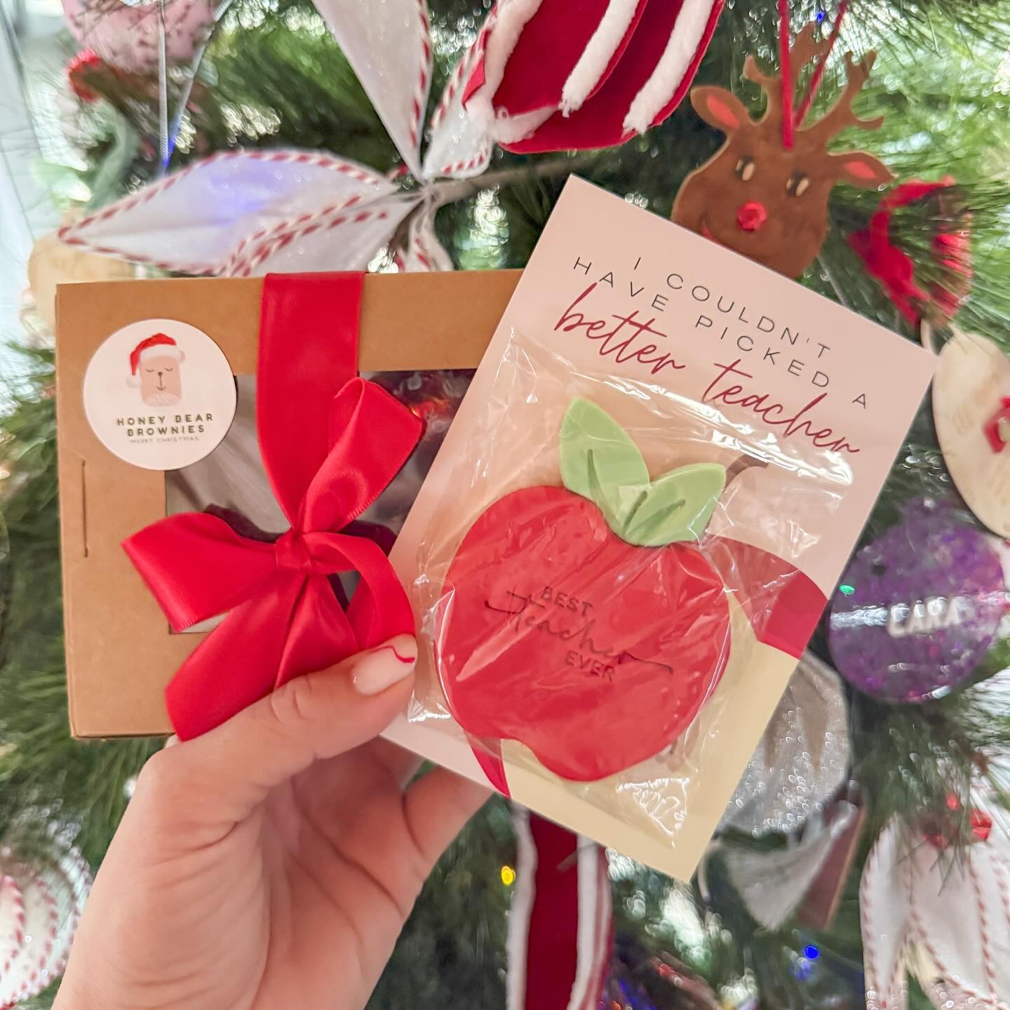 This year I remembered in amongst the baking crazy that I also have kids that need teacher treats 😅

If you are a last minute gal like I am, and still looking for something sweet for the teachers get in contact with @honeybearbrownies and they get y