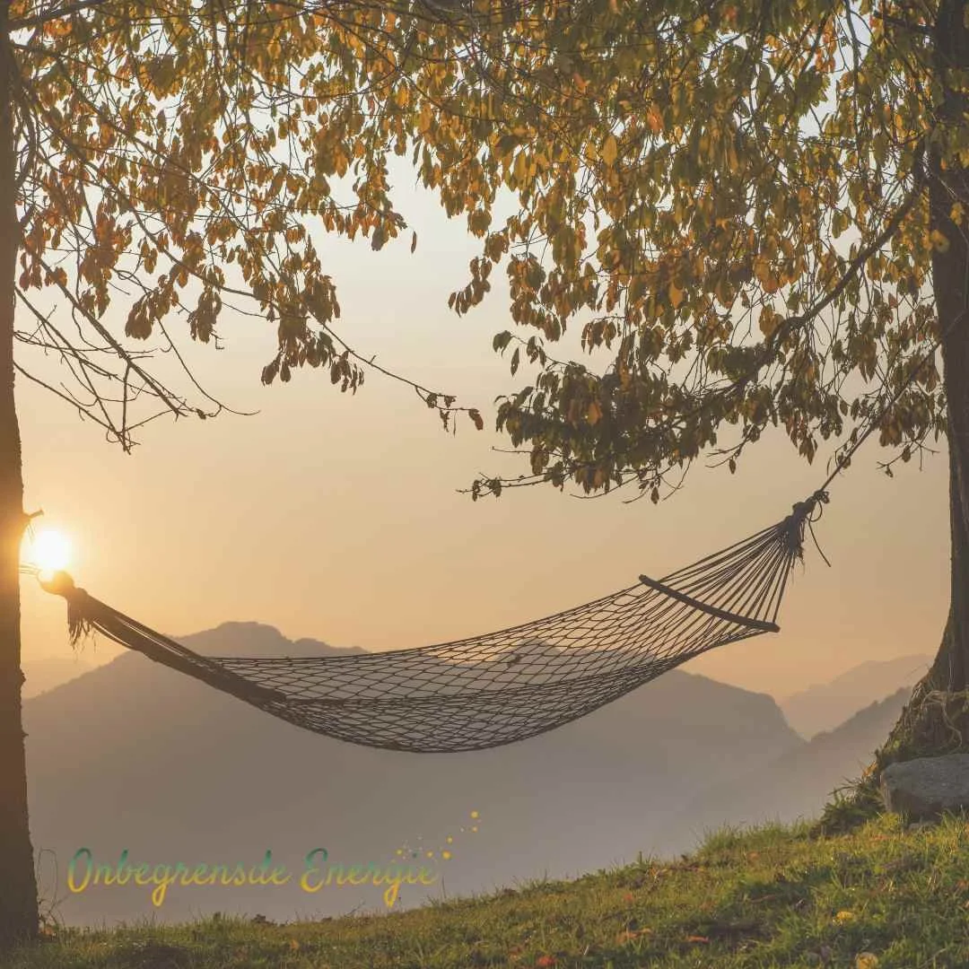 Een hangmat tussen twee bomen in de zon, als metafoor voor veiligheid in je lichaam en diepe ontspanning.jpg