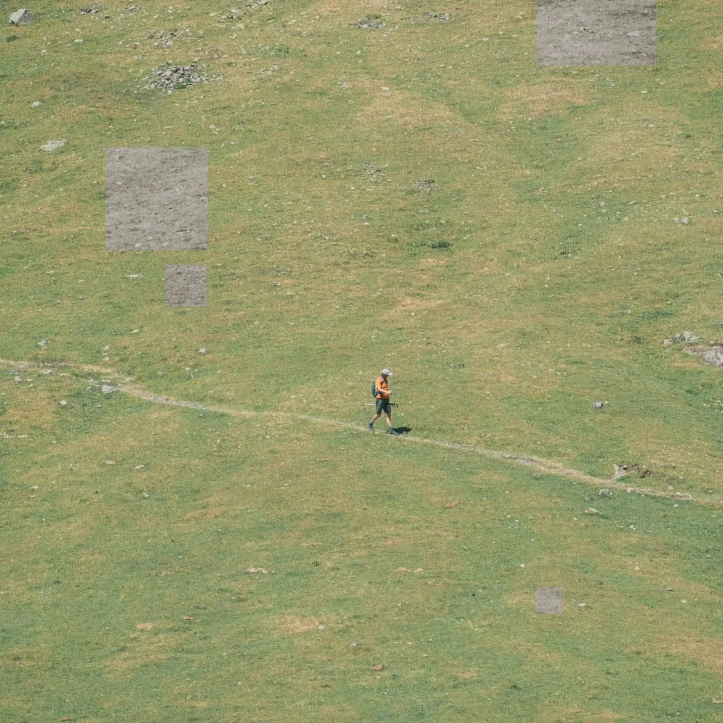 [Un interstice d&rsquo;aventure]

Un instant qui ne se r&eacute;sume qu&rsquo;&agrave; sa couverture.
Aux quatre coins des monts,
dans les fragments d&rsquo;un temps &agrave; marcher.
Chemins escarp&eacute;s, sentiers textur&eacute;s.
Je me suis perm