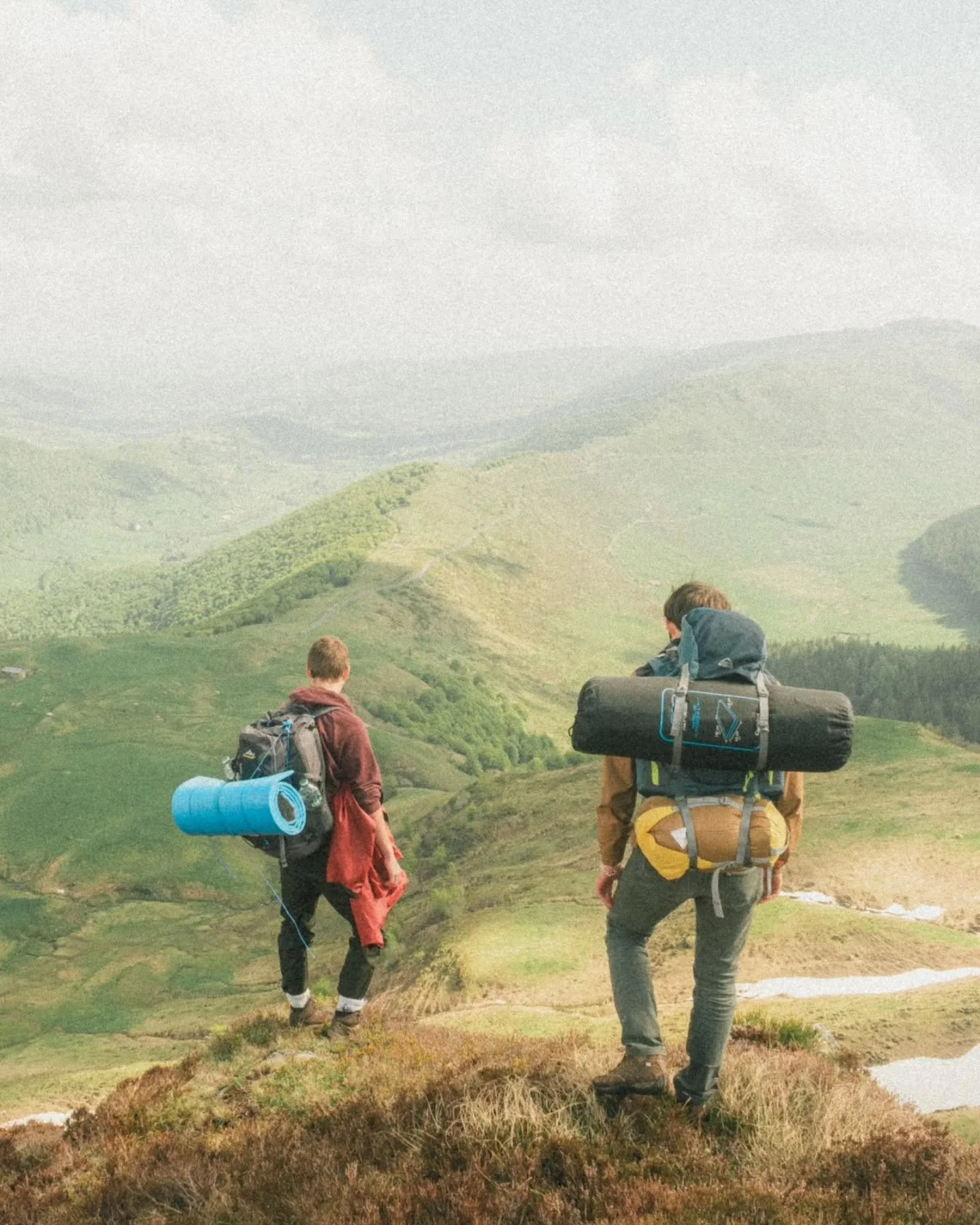 J&rsquo;&eacute;cris en altitude parce que les mots sonnent plus juste.
L&rsquo;air y est frais, les pens&eacute;es repos&eacute;es.
Toujours en qu&ecirc;te du meilleur spot, du toujours plus haut, de la rime concordante, je nomade.
La fen&ecirc;tre 
