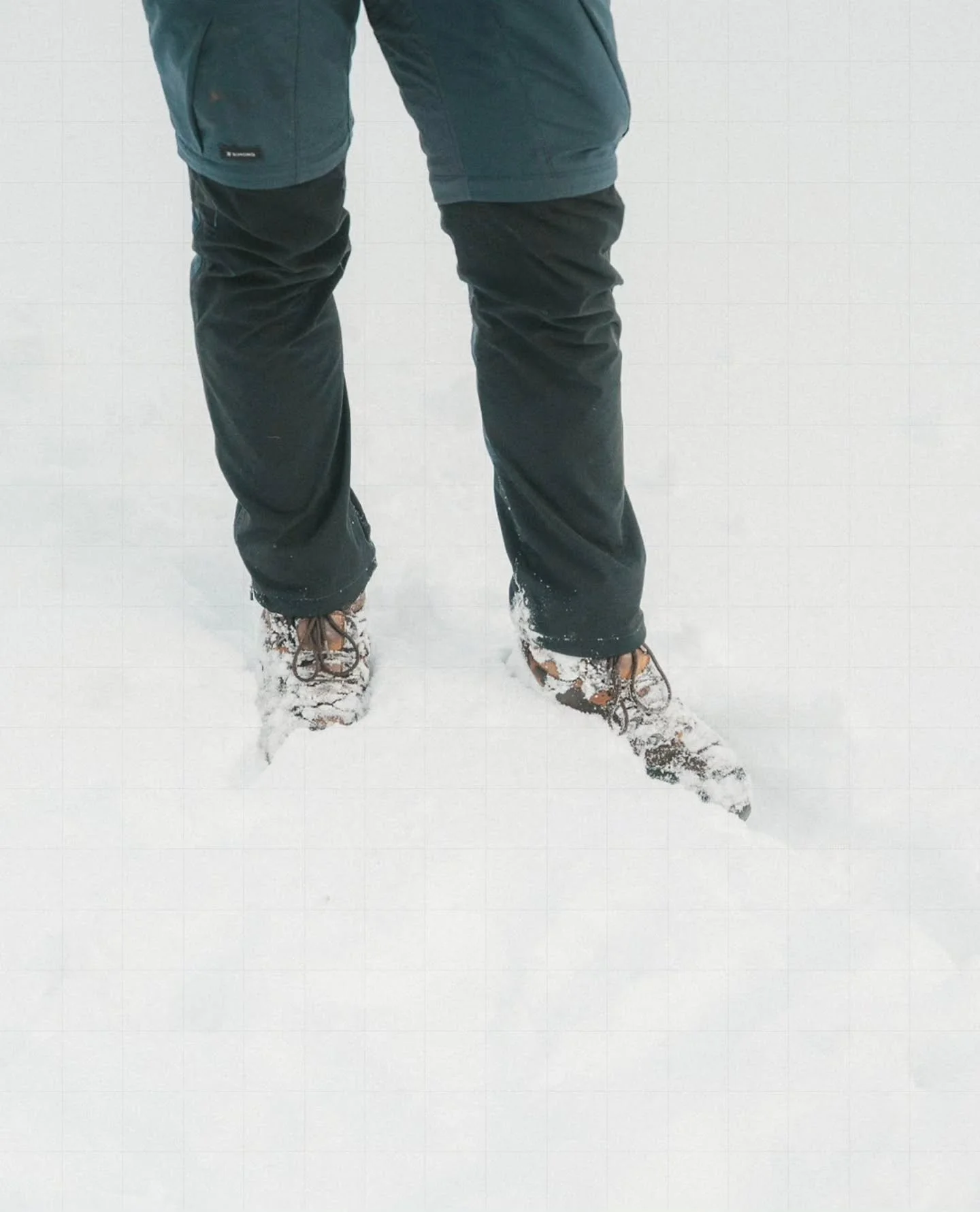 EMPREINTE BLANCHE &bull;
Sur les traces d&rsquo;un cantalien.
R&eacute;cit neigeux, encore poudreux.
Les derni&egrave;res neiges tombent encore ; c&rsquo;est dans ce paysage que le Cantal exprime sa m&eacute;tamorphose.
On s&rsquo;enfonce dans nos pa