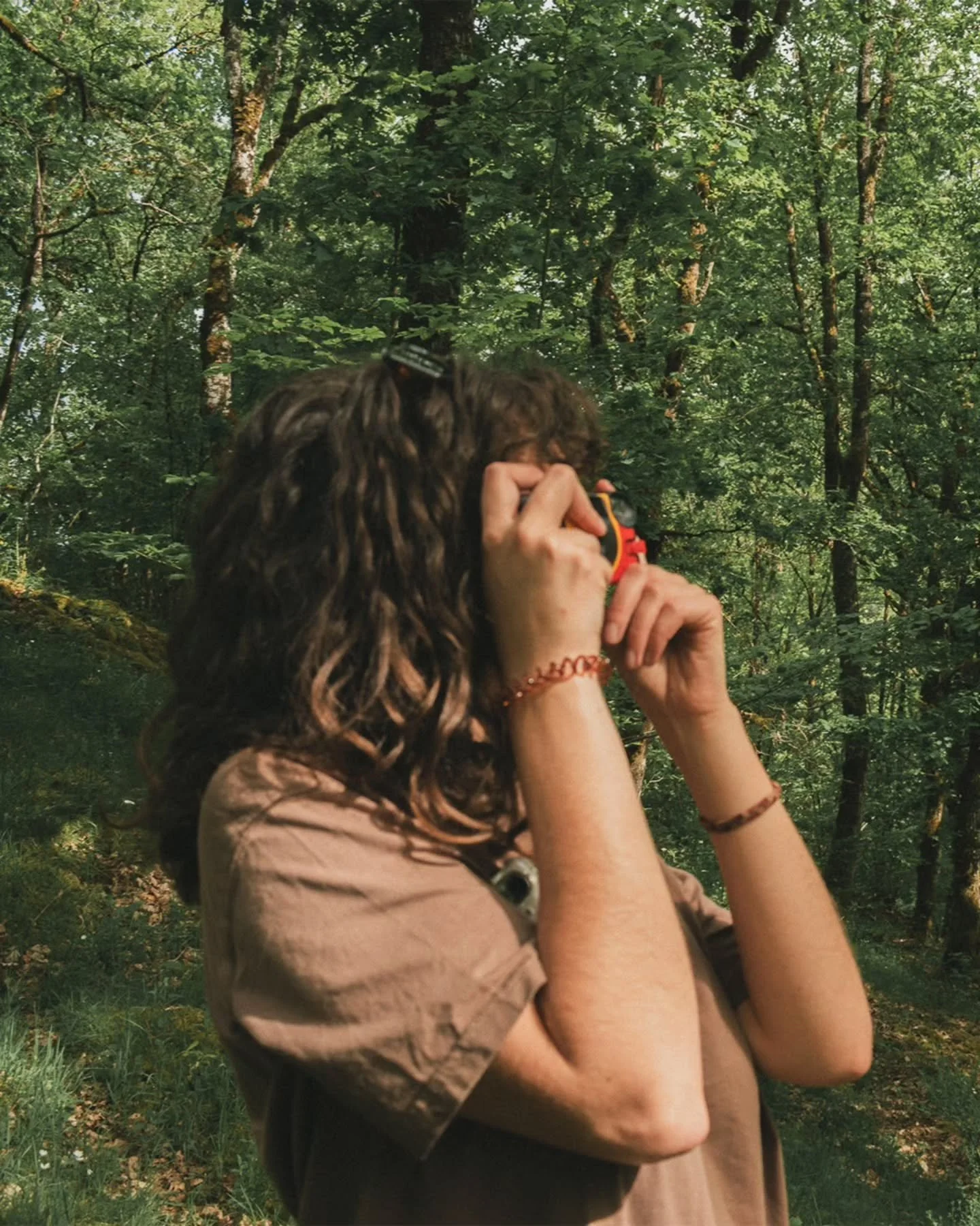 OBSERVATION FORESTI&Egrave;RE &bull;

Une approche foresti&egrave;re, sous les feuilles qui craquent encore de l&rsquo;hiver.
Entour&eacute; de vert, l&rsquo;observation commence.
Peu &agrave; peu na&icirc;t la conscience d&rsquo;&ecirc;tre pleinemen