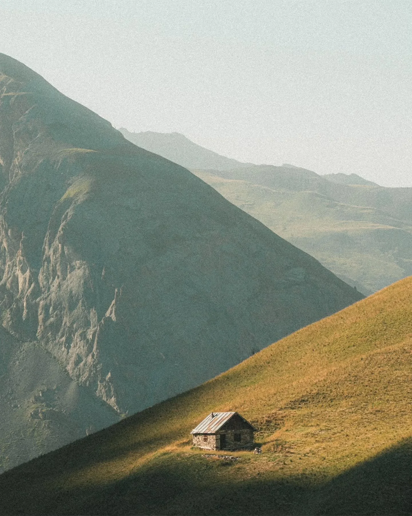 L&Agrave;-HAUT &bull;
Raconter des histoires,
c&rsquo;est traverser les mots,
effleurer des couleurs,
r&eacute;veiller des odeurs.

En haut, tout semble conspirer
pour suspendre le temps,
comme si le monde retenait son souffle,
comme si chaque chose 
