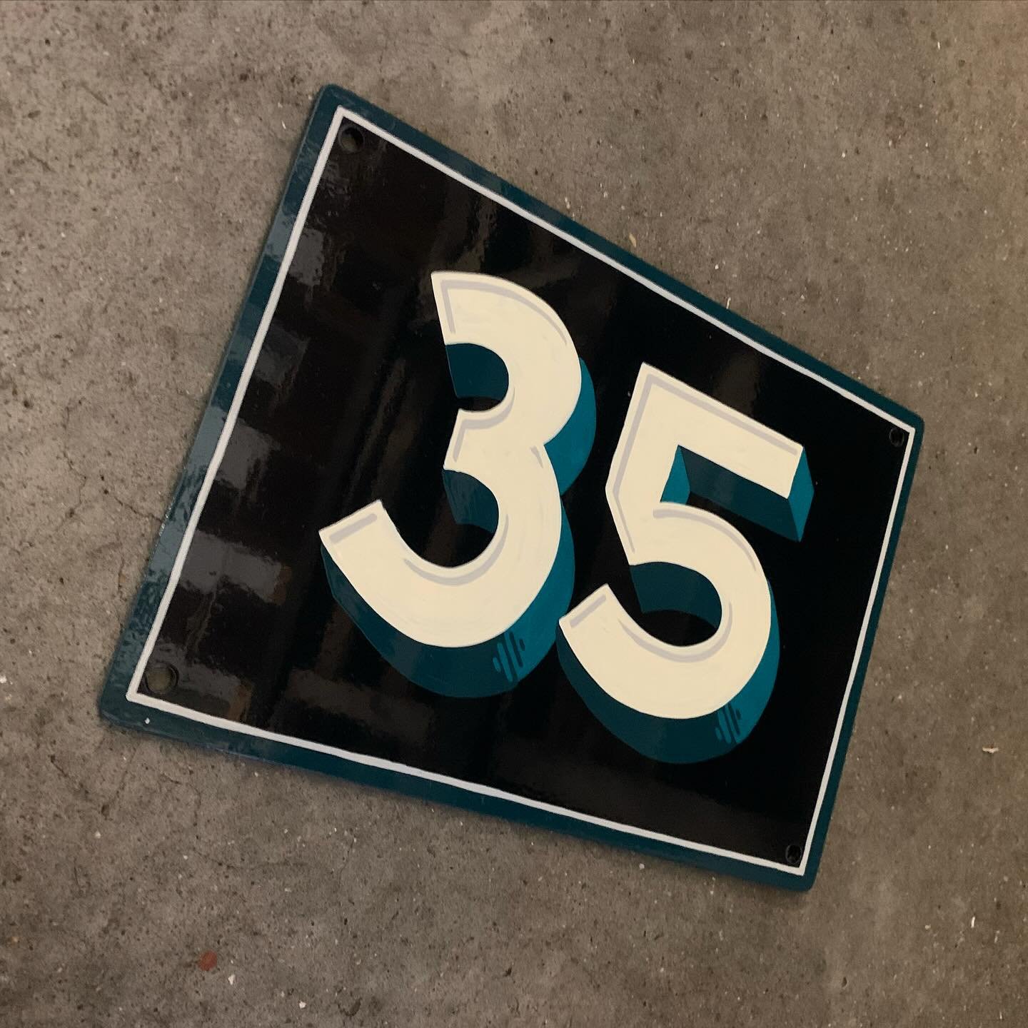 A couple house signs painted recently ✨Give me a shout if you want one! 

#handpaintedsigns #housesigns #signpainting