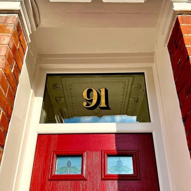 I&rsquo;d love to do more of these! Gilded house names or numbers are a great addition to transom entrance windows. Nothing beats the lustre of genuine gold leaf! 👌 Lots of possibilities with styles and layouts, customised to suits you and your home