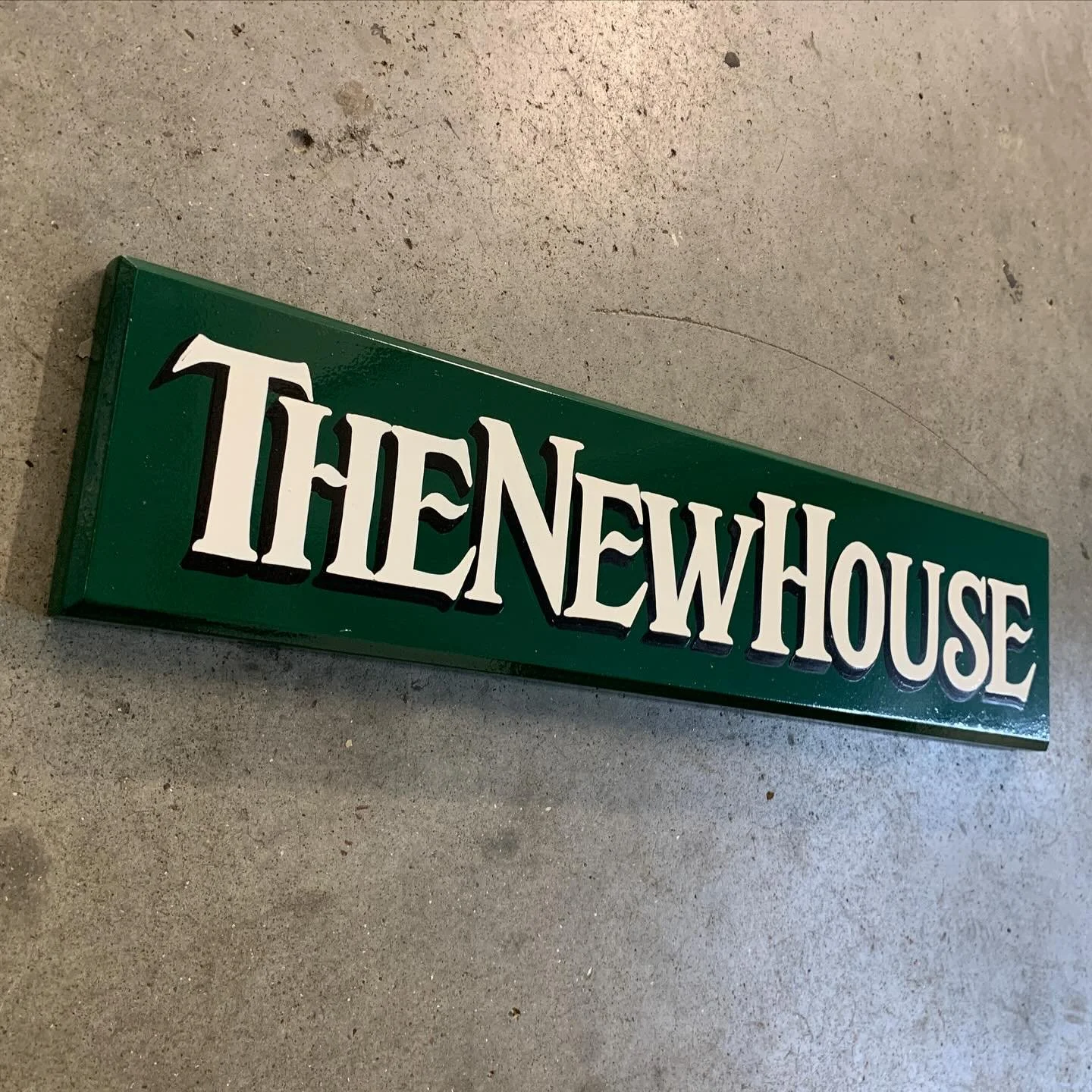 A little custom hand-painted house plaque 🖌️ If you&rsquo;re interested in having a personalised house name/number for your home, or as a gift, give me a shout! 😄