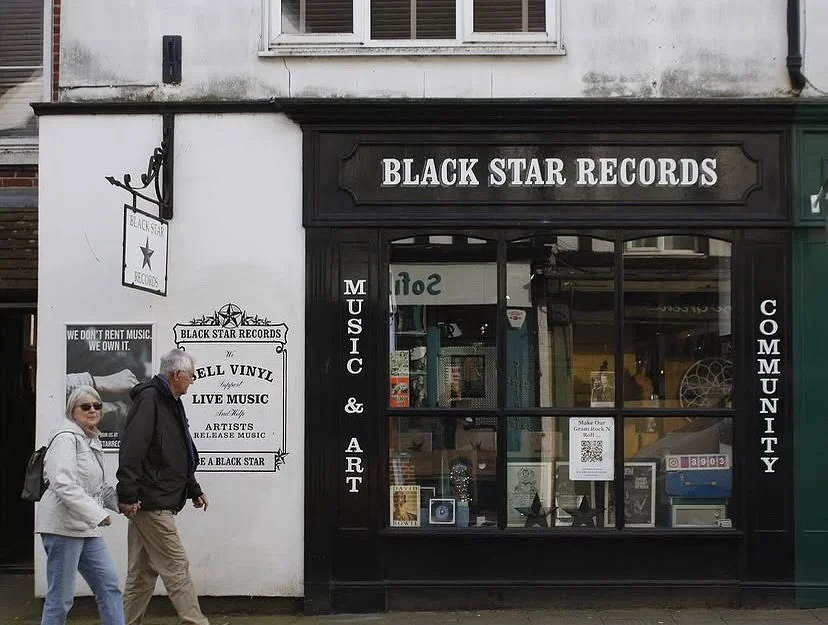 The rain finally did end and I was able to finish off the signage for @blackstarrecordsuk 🎙️

#recordshop #vinylcollector #signwriting #signpainting #handpaintedlettering