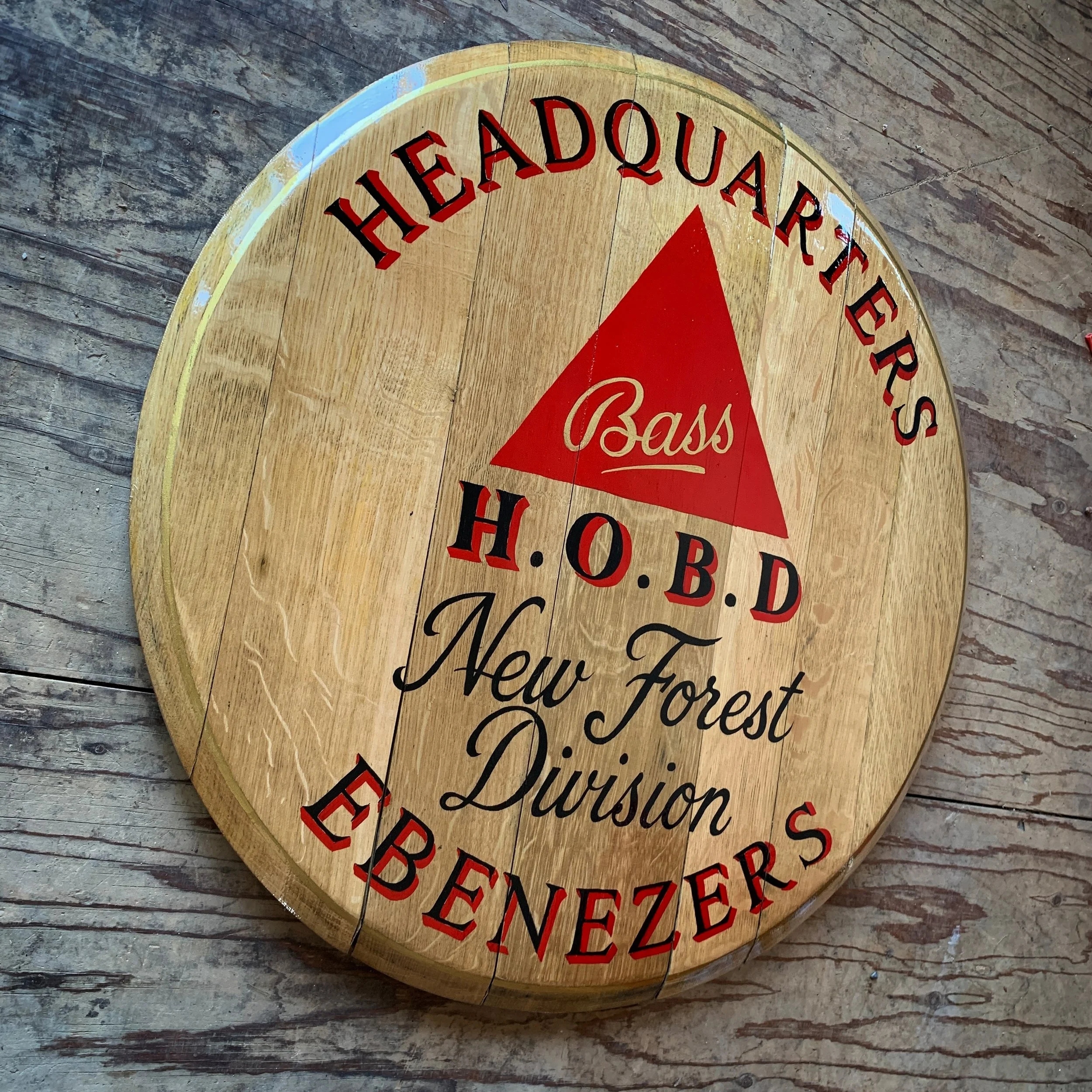 I enjoyed signwriting this barrel top for Richard recently, who is the chairman of The Honourable Order of Bass Drinkers (HOBD) - New Forest Division, which is a regional branch of the oldest ale-enthusiast group in the UK 🍻
