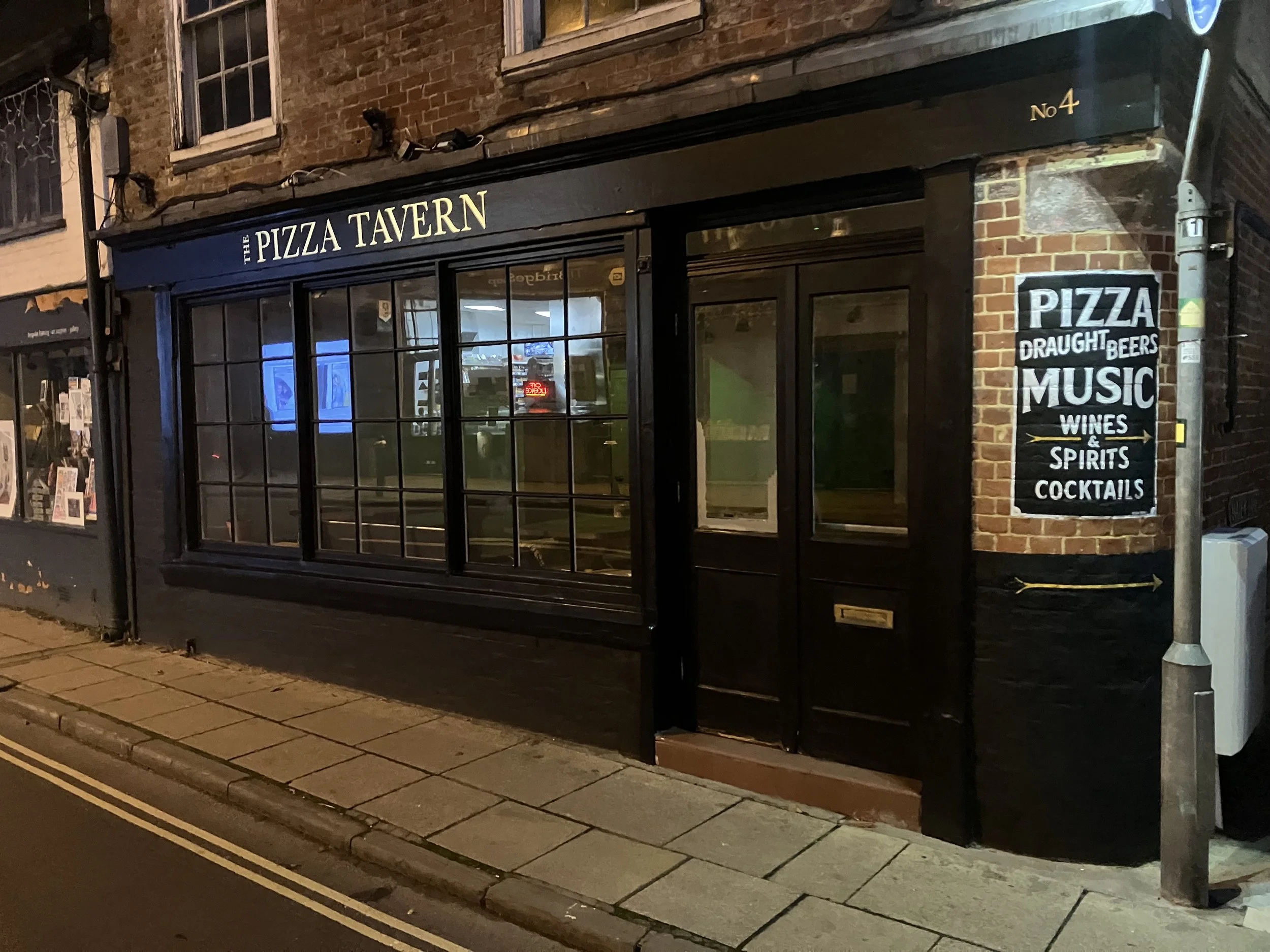 Pizza Tavern Bega Signs.jpg