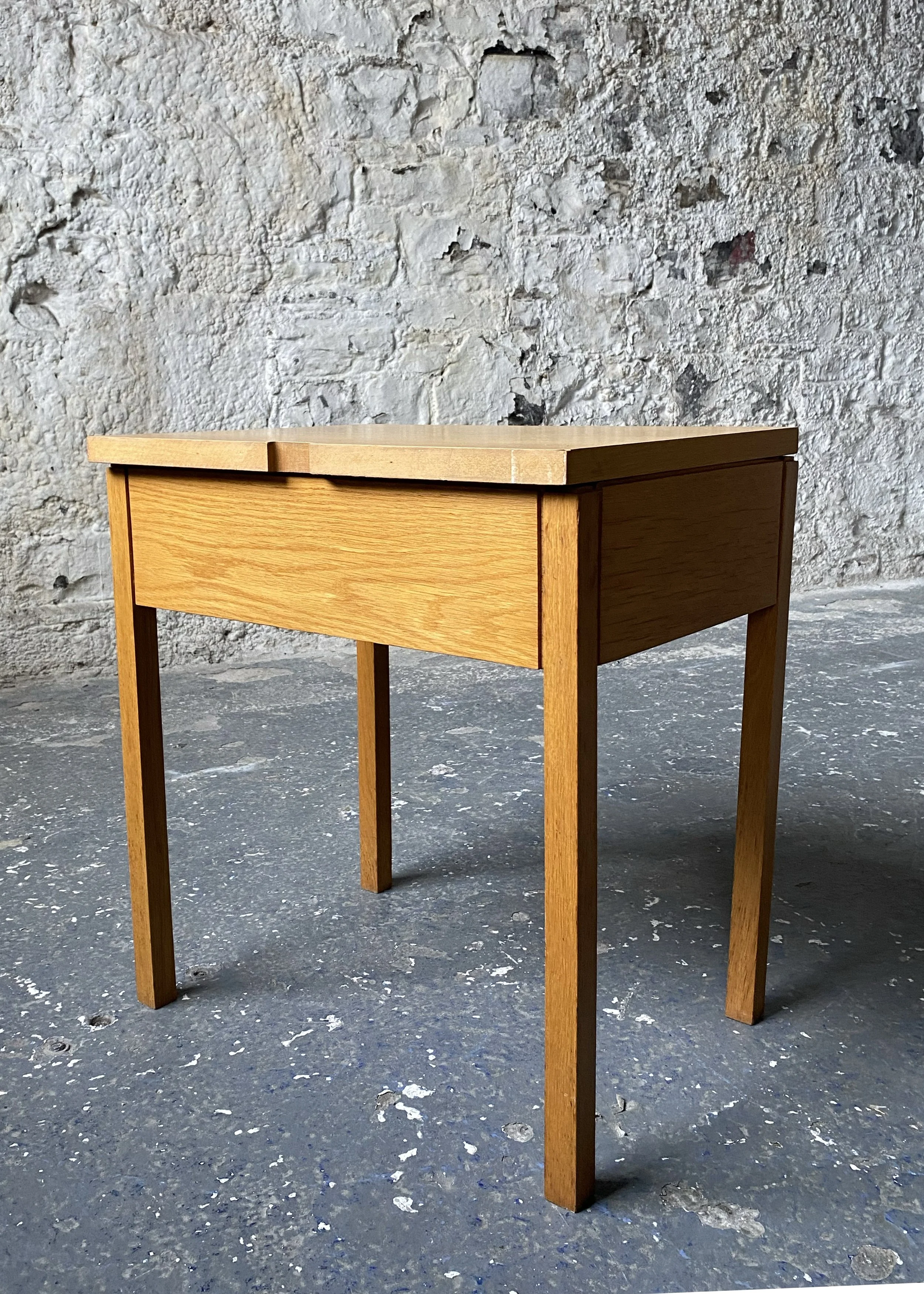 One Drawe Table_03.jpg