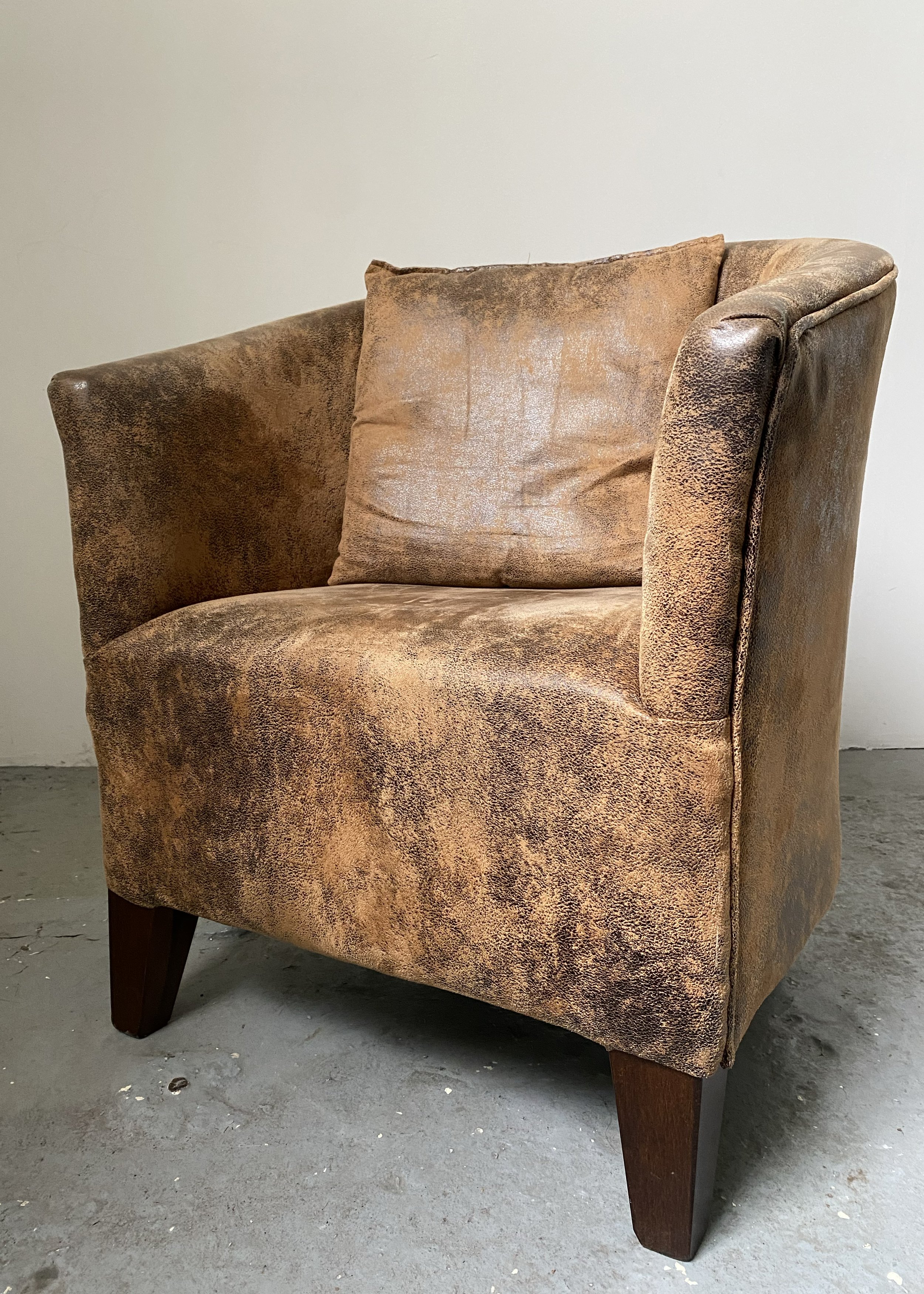 Curved Armchair_04.jpg