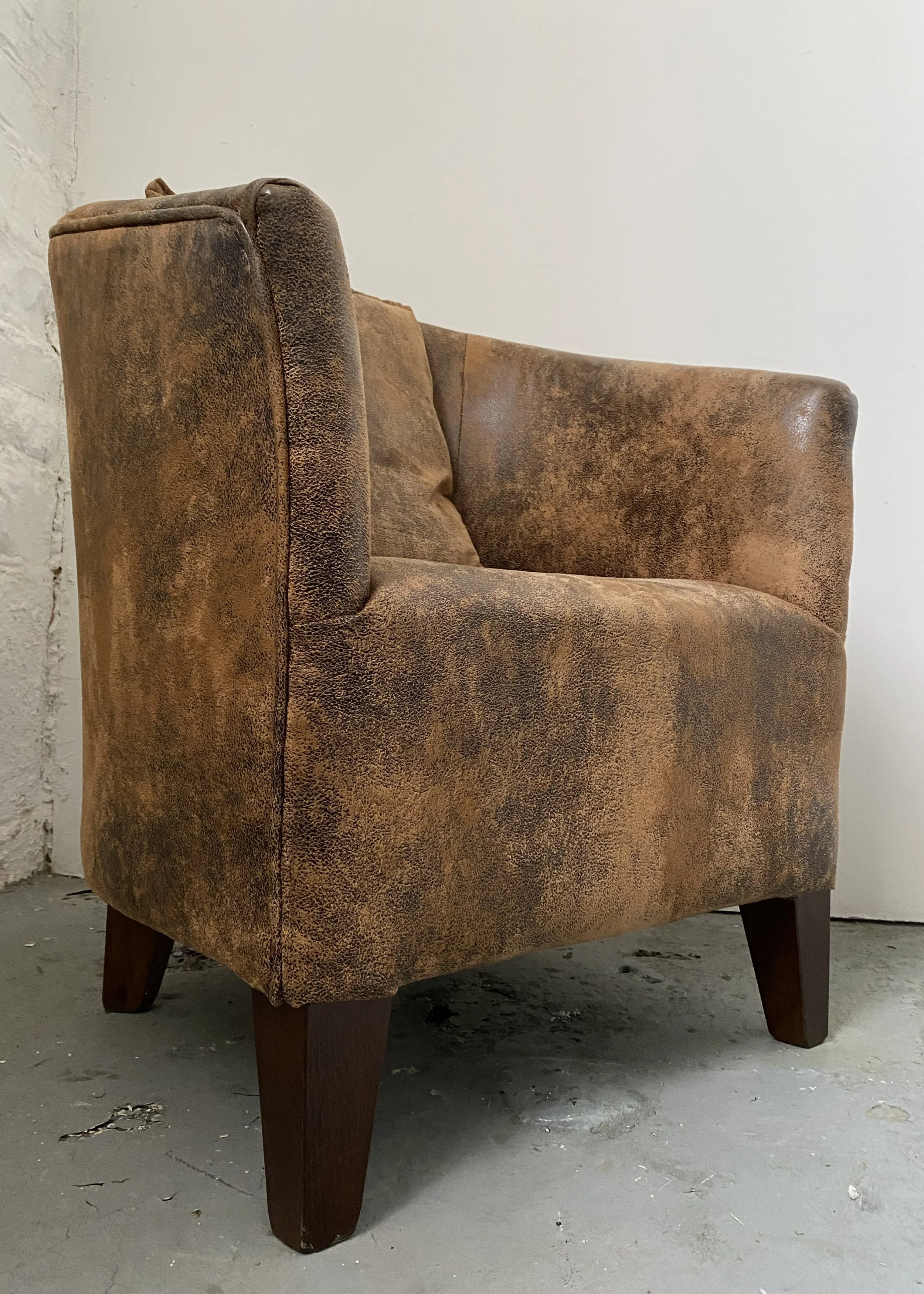 Curved Armchair_02.jpg