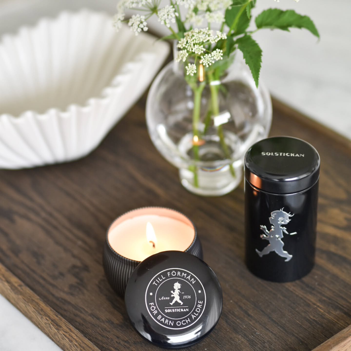 Doftljus 🖤 perfekt kombination med t&auml;ndsticksr&ouml;ret 😍 denna goding kommer i doften cedertr&auml; 🌳