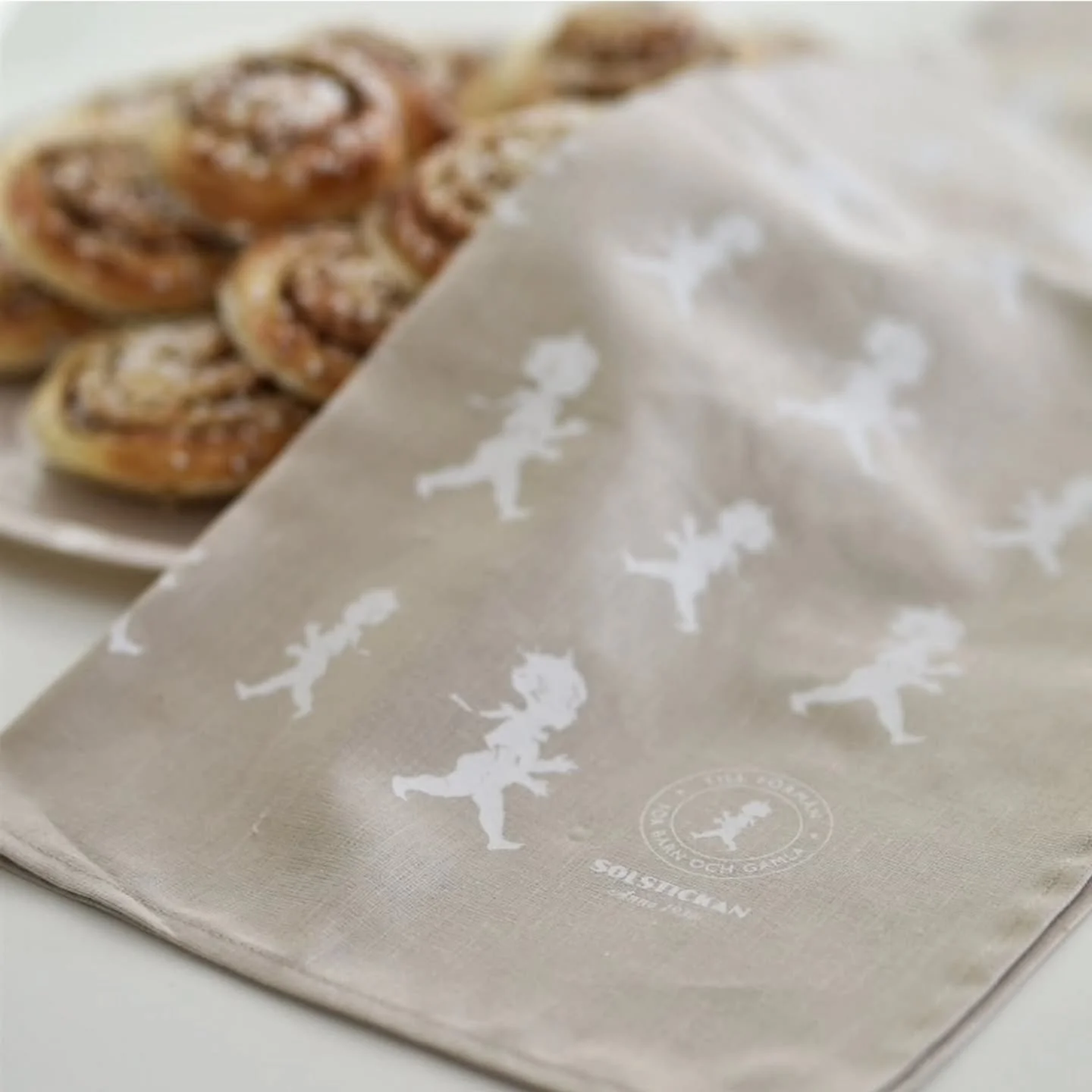 Hoppas ni njuter av en god kanelbulle eller tv&aring; idag 😋 kika in p&aring; solstickandesign.se f&ouml;r att klicka hem k&ouml;kstextilier, f&ouml;rvaringsburkar f&ouml;r exempelvis mj&ouml;l och socker och annat du kan t&auml;nkas beh&ouml;va f&o