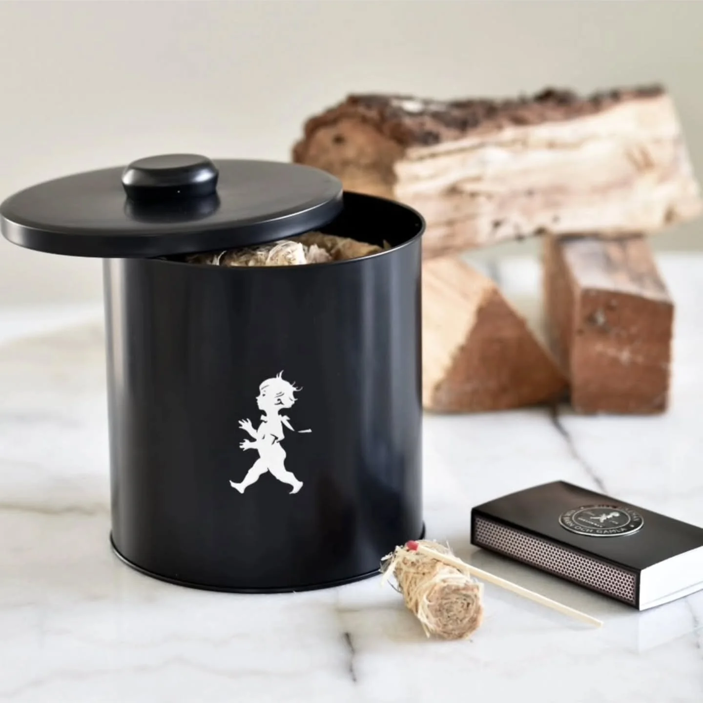 Tiden f&ouml;r brasor &auml;r h&auml;r😍🔥 hos oss hittar ni en burk f&ouml;r t&auml;ndull i en rej&auml;l och stilig design 🔥kika in p&aring; solstickandesign.se