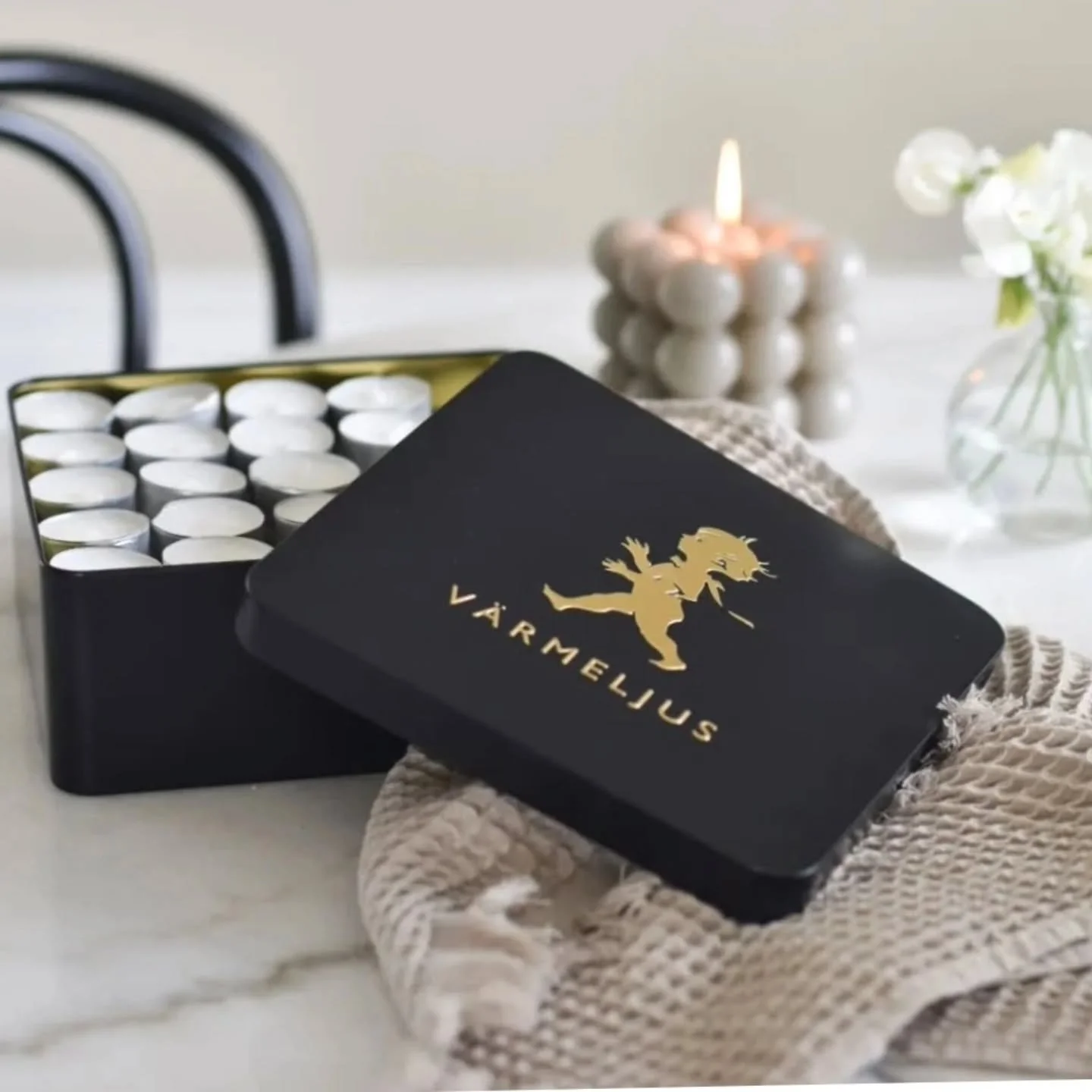 V&auml;rmeljusl&aring;da 🖤🔥 snygg f&ouml;rvaring f&ouml;r v&auml;rmeljus! Extra bra inredningsdetalj s&aring; h&auml;r &aring;rs🍂🍃😍
Finns i fler f&auml;rger p&aring; solstickandesign.se