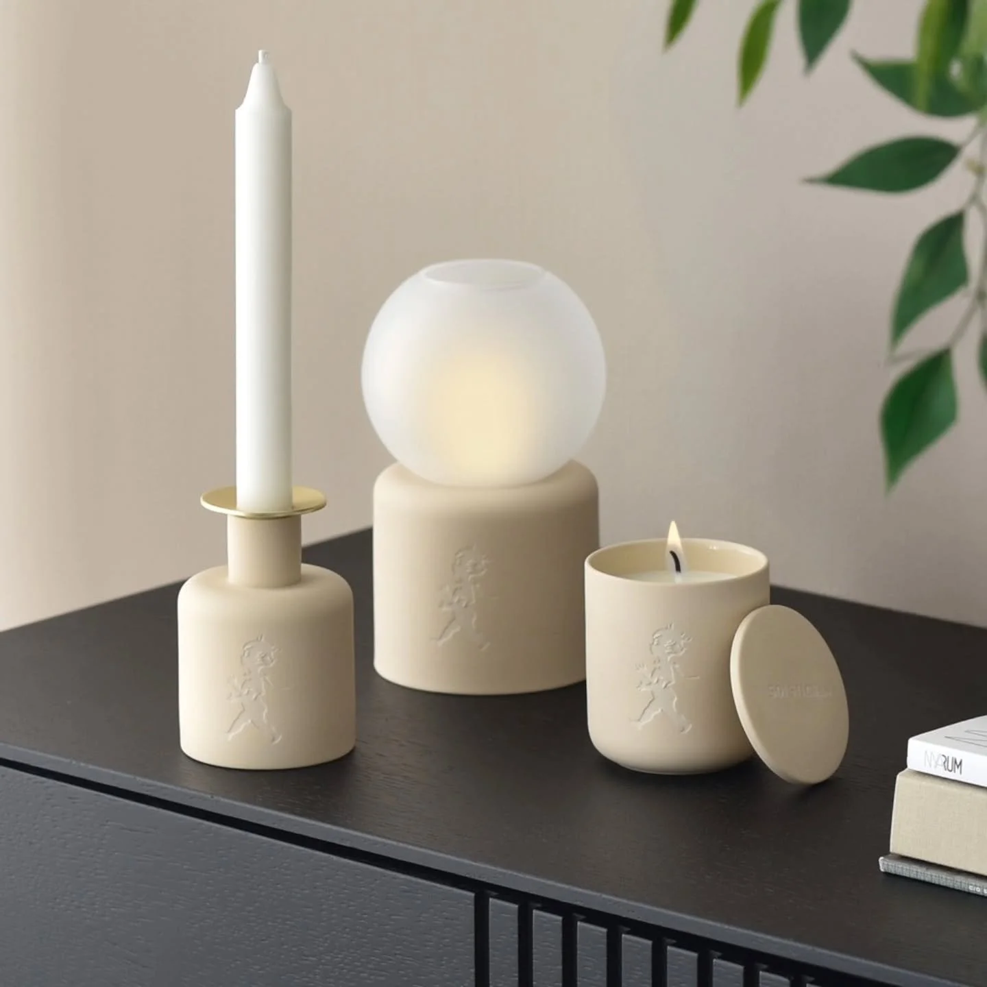 H&ouml;sten &auml;r h&auml;r &ndash; t&auml;nd ljusen!🍃🍂🔥

Nu n&auml;r h&ouml;stm&ouml;rkret s&auml;nker sig presenterar vi stolt v&aring;ra nya doftljus i keramik och keramikljusstakar med ljusmanschetter i guld.