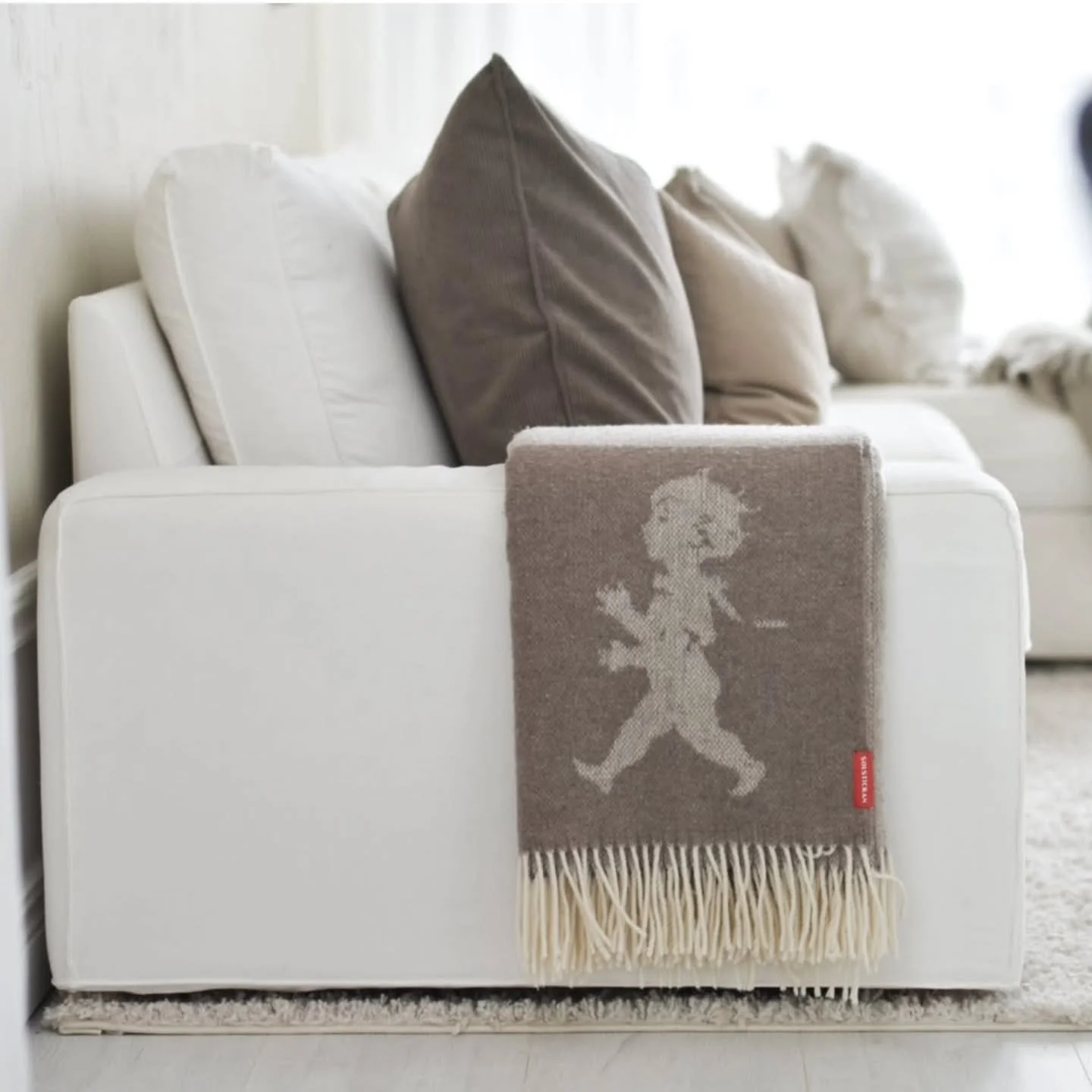 Mysig pl&auml;d att svepa om sig en kall h&ouml;stkv&auml;ll som denna 🍁🍂🍃 pl&auml;den best&aring;r av 100% ull fr&aring;n Nya Zeeland. Ni hittar dessa p&aring; solstickandesign.se